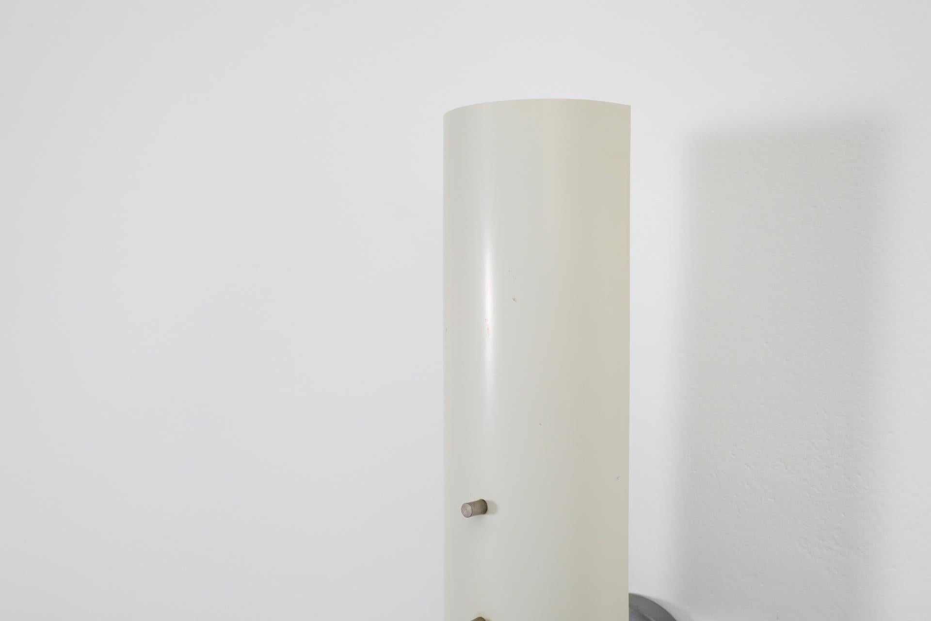 XX secolo Anvia, applique lineare di metà secolo in metallo smaltato bianco con accenti in ottone in vendita