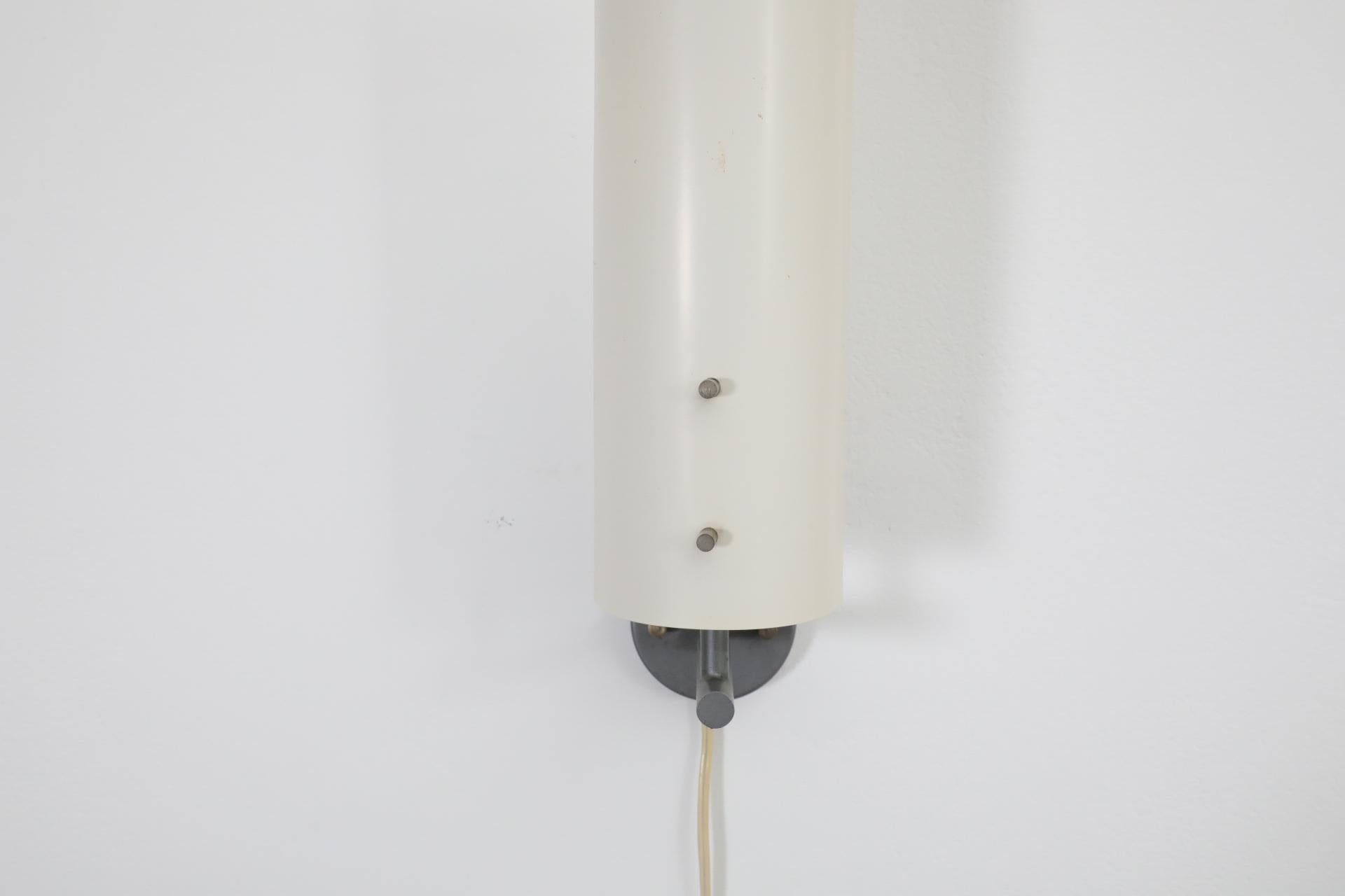 Anvia, applique lineare di metà secolo in metallo smaltato bianco con accenti in ottone in vendita 1