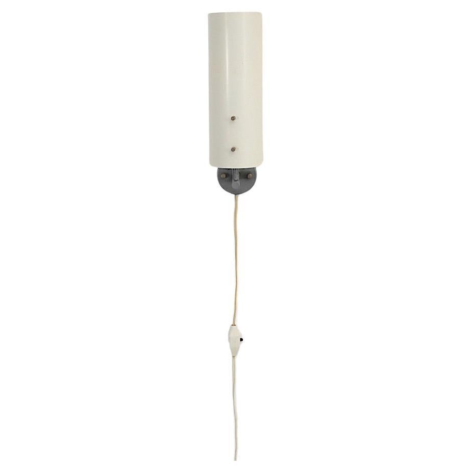 Anvia, applique lineare di metà secolo in metallo smaltato bianco con accenti in ottone in vendita