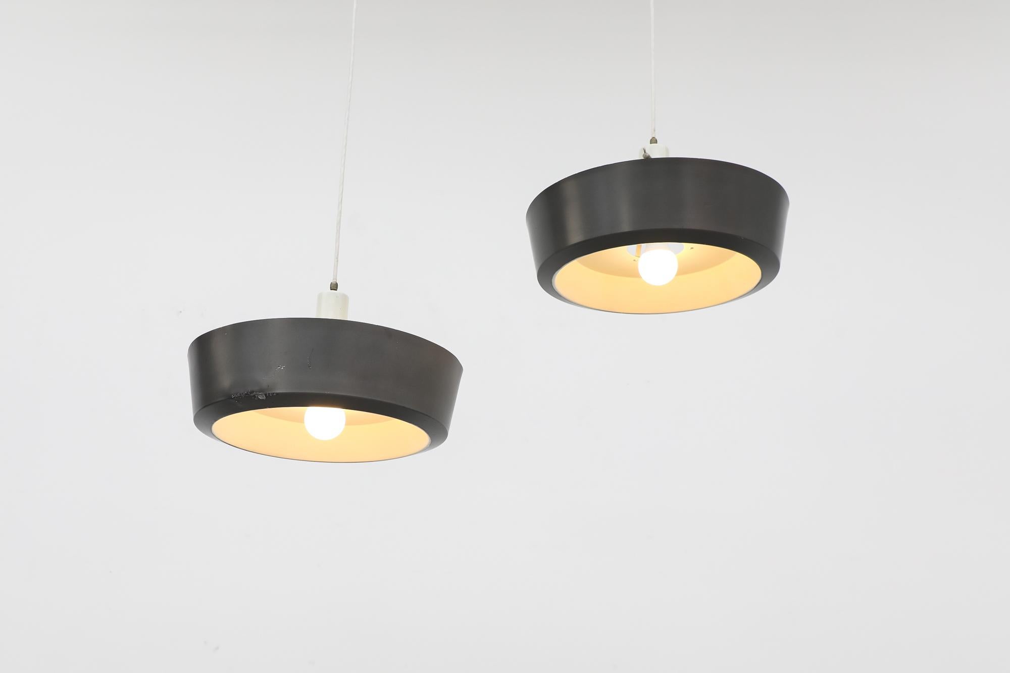 Olandese Lampada a sospensione Anvia Model 4017 di J. Hoogervorst del 1950 in metallo grigio e nero in vendita