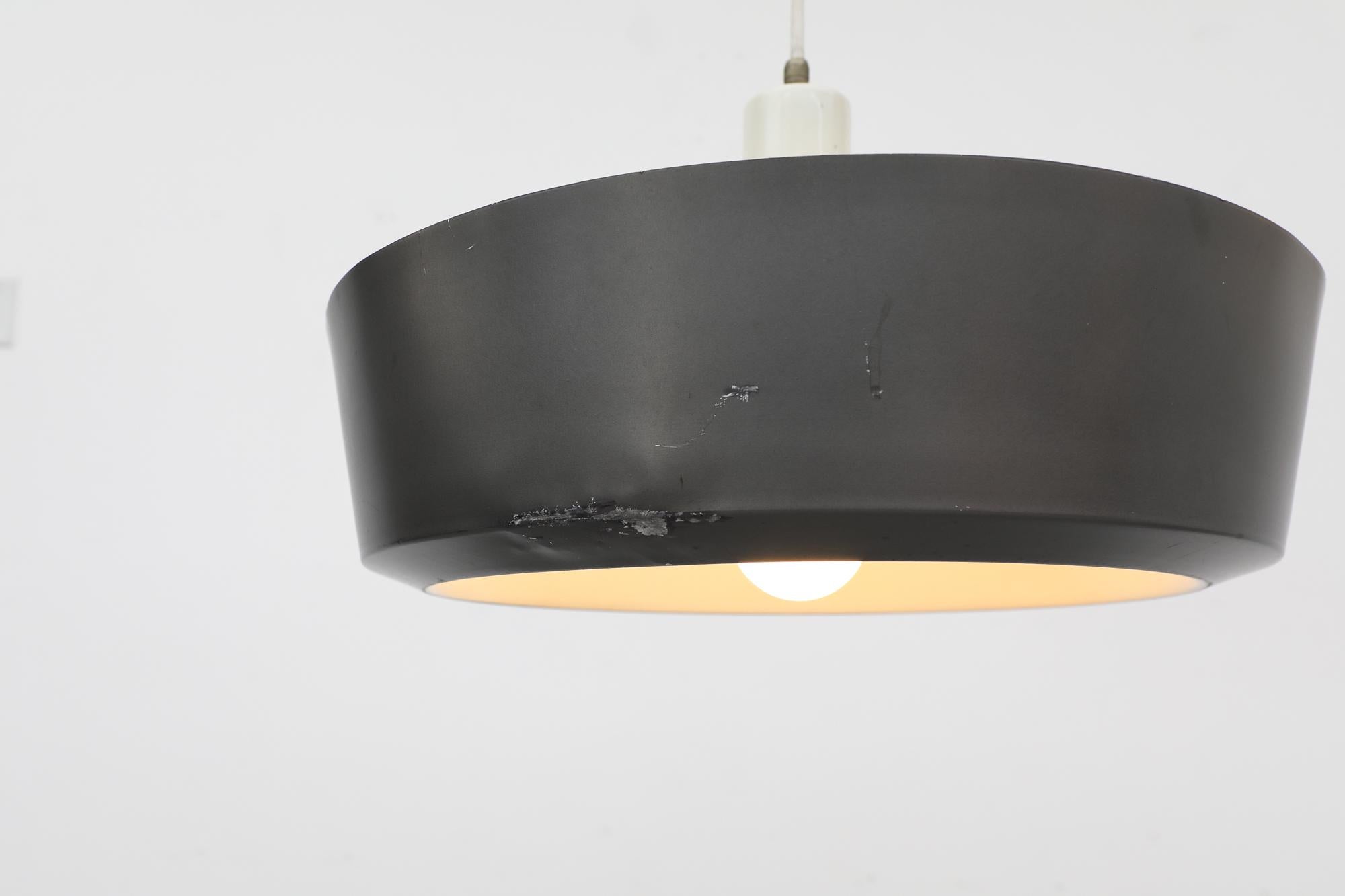 Smaltato Lampada a sospensione Anvia Model 4017 di J. Hoogervorst del 1950 in metallo grigio e nero in vendita
