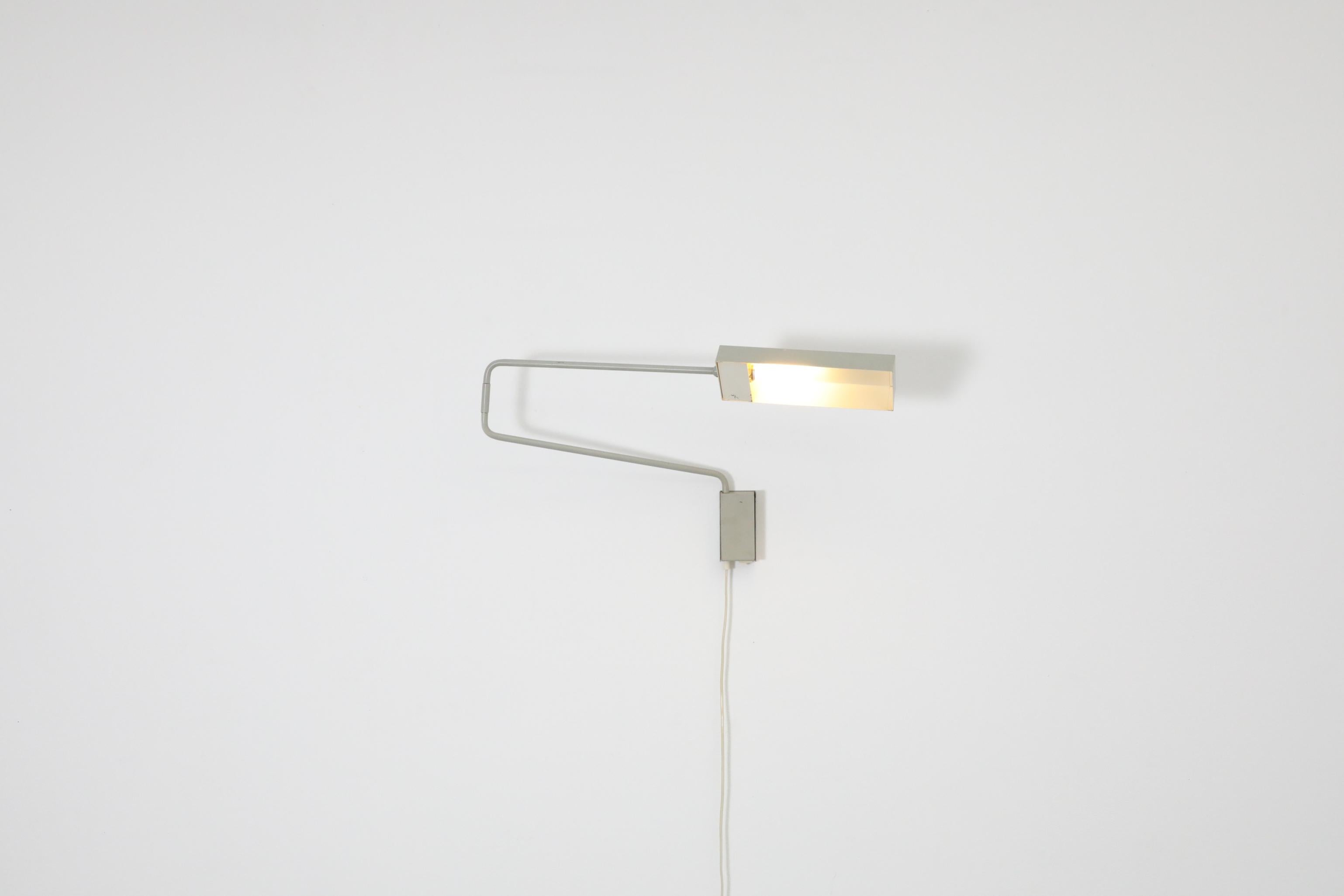 Wandhalterung-Schreibtischlampe „Paper Clip“ von Anvia mit flachem Schirm in Grau im Angebot 2