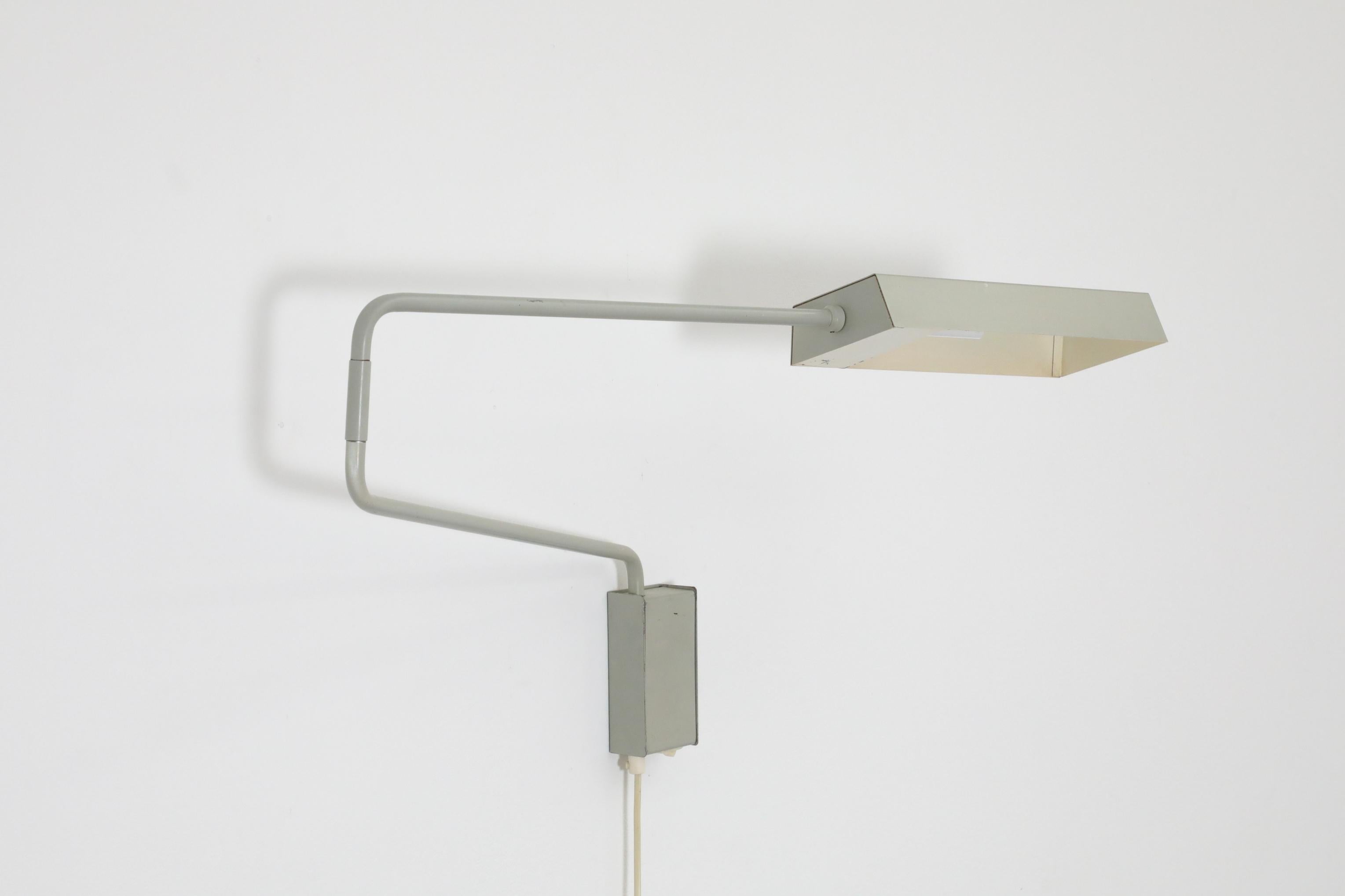 Wandhalterung-Schreibtischlampe „Paper Clip“ von Anvia mit flachem Schirm in Grau im Angebot 4