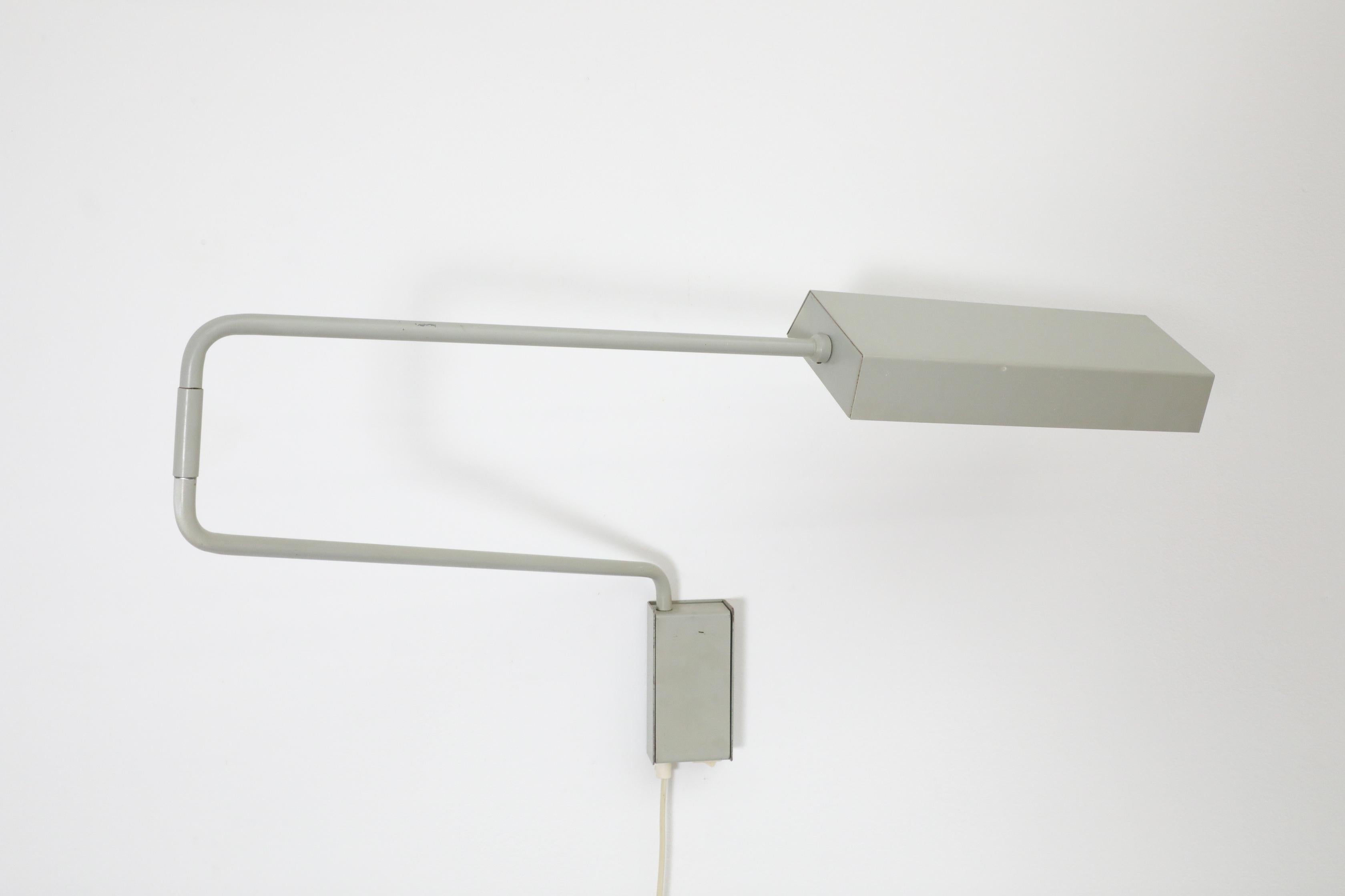 Wandhalterung-Schreibtischlampe „Paper Clip“ von Anvia mit flachem Schirm in Grau im Angebot 6