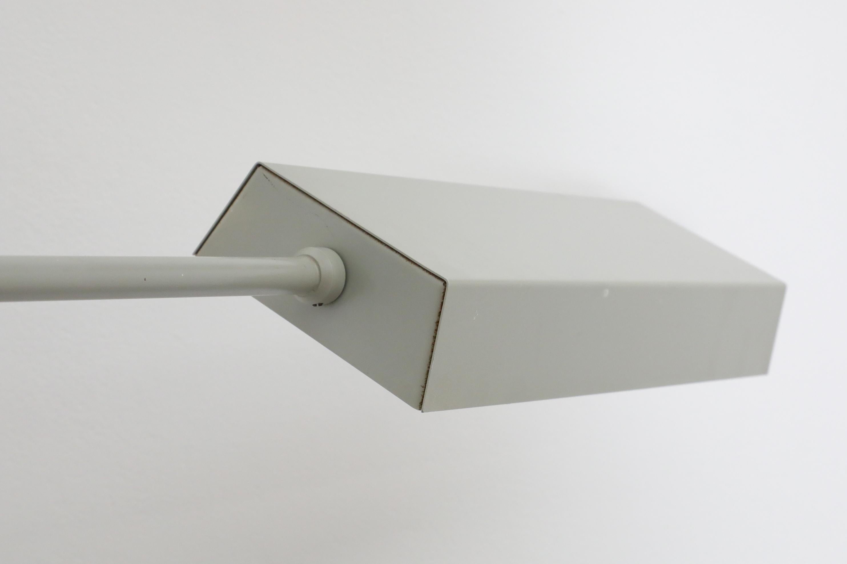 Wandhalterung-Schreibtischlampe „Paper Clip“ von Anvia mit flachem Schirm in Grau im Angebot 7
