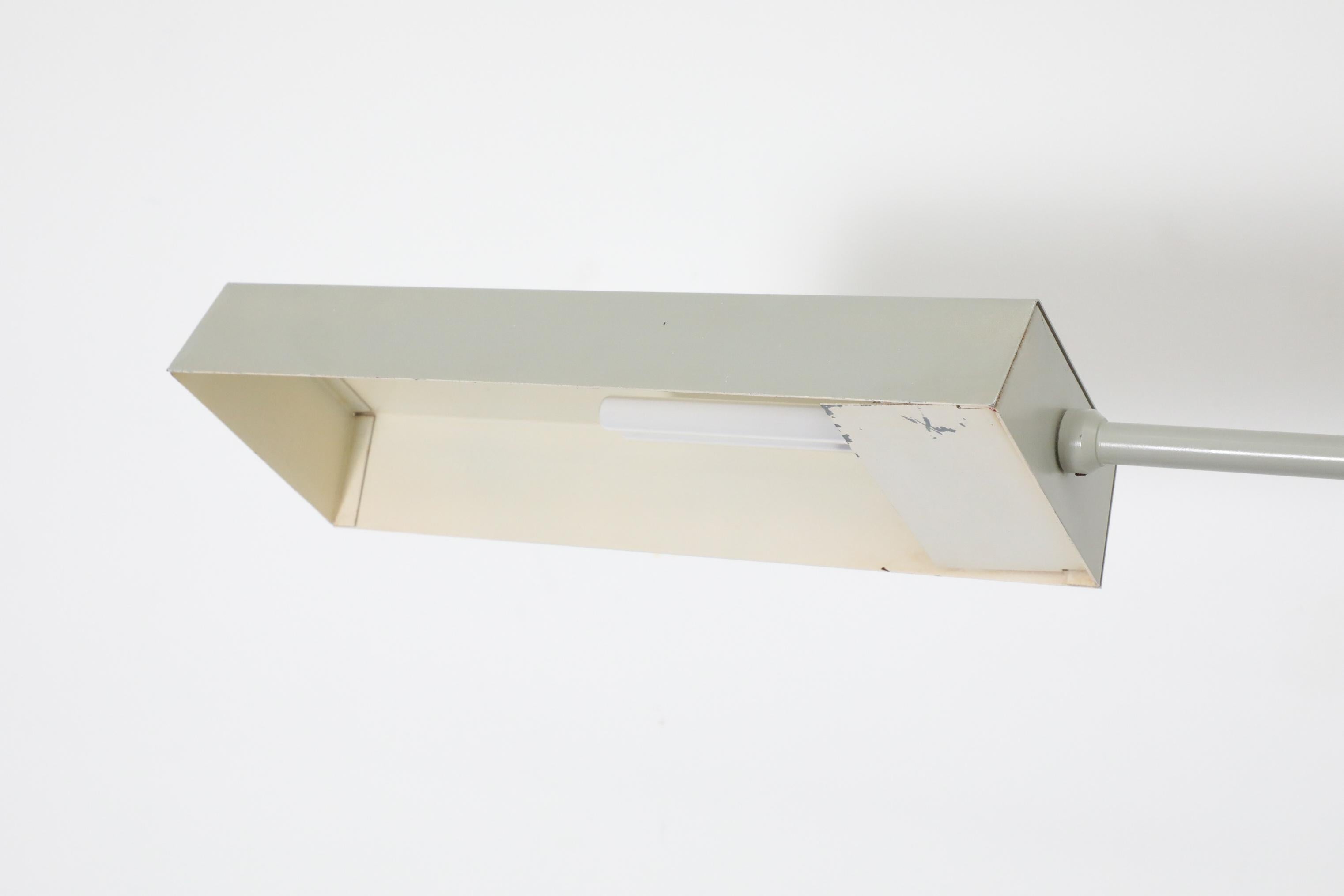 Wandhalterung-Schreibtischlampe „Paper Clip“ von Anvia mit flachem Schirm in Grau im Angebot 8
