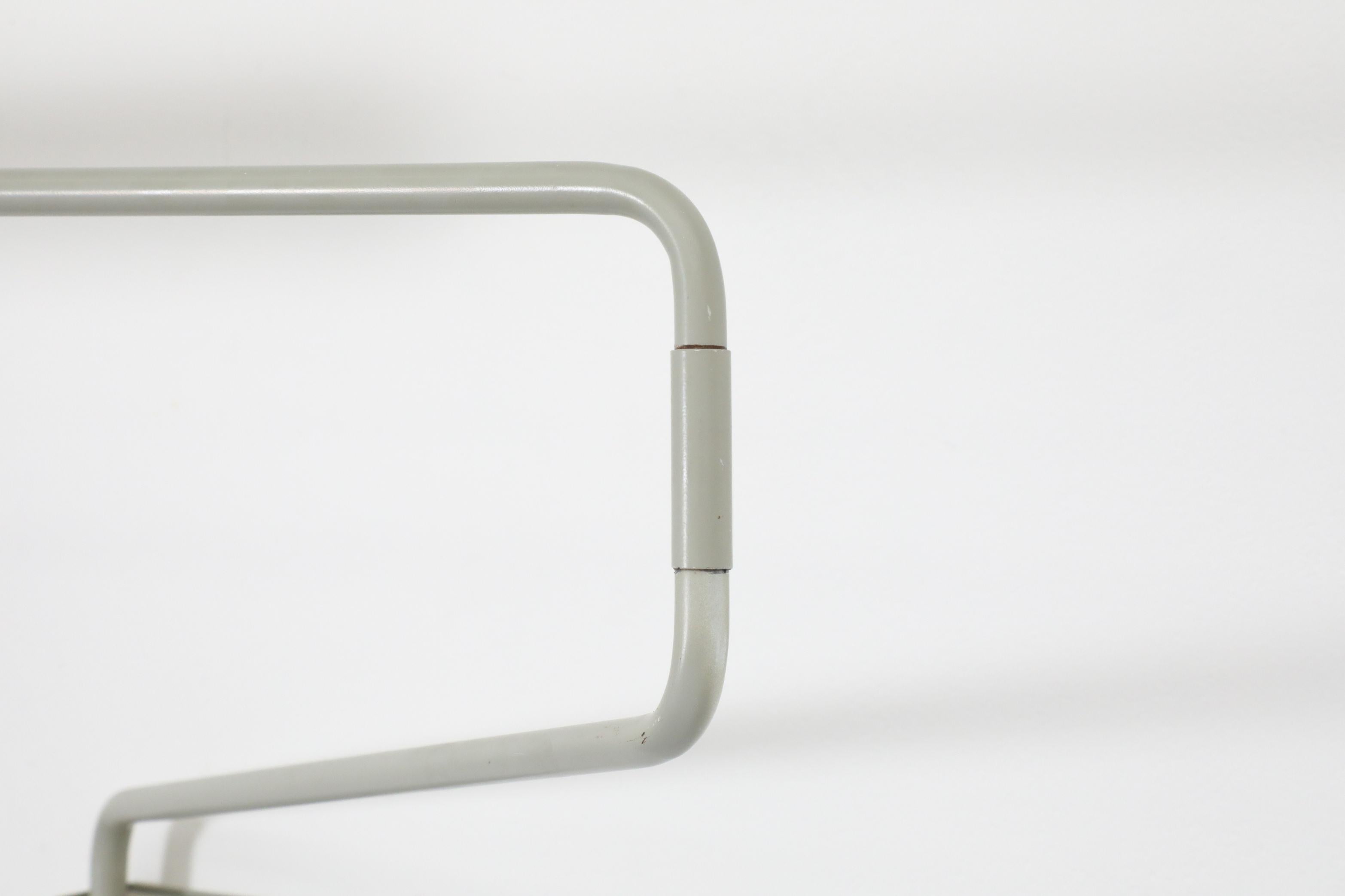 Wandhalterung-Schreibtischlampe „Paper Clip“ von Anvia mit flachem Schirm in Grau im Angebot 9