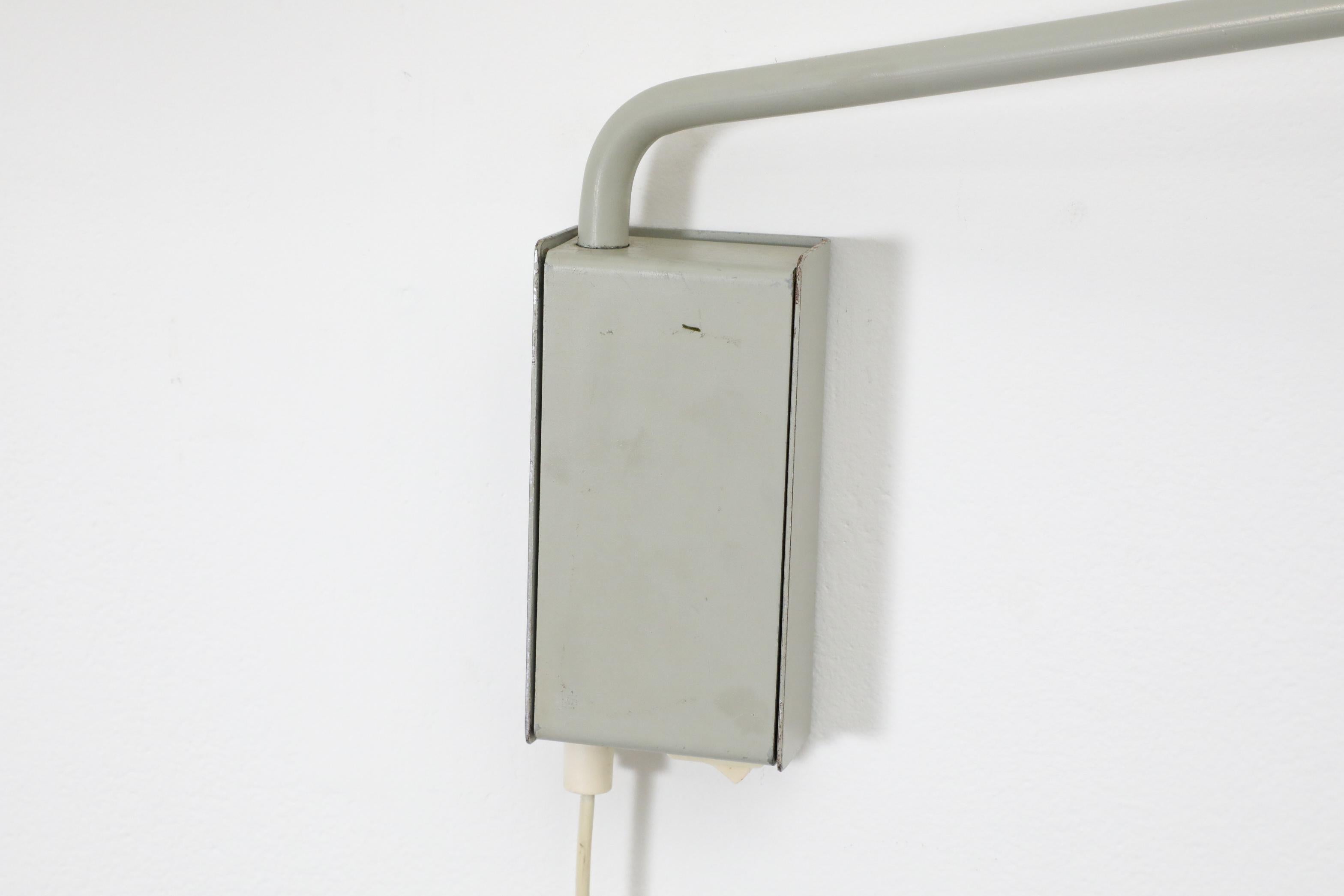 Wandhalterung-Schreibtischlampe „Paper Clip“ von Anvia mit flachem Schirm in Grau im Angebot 10
