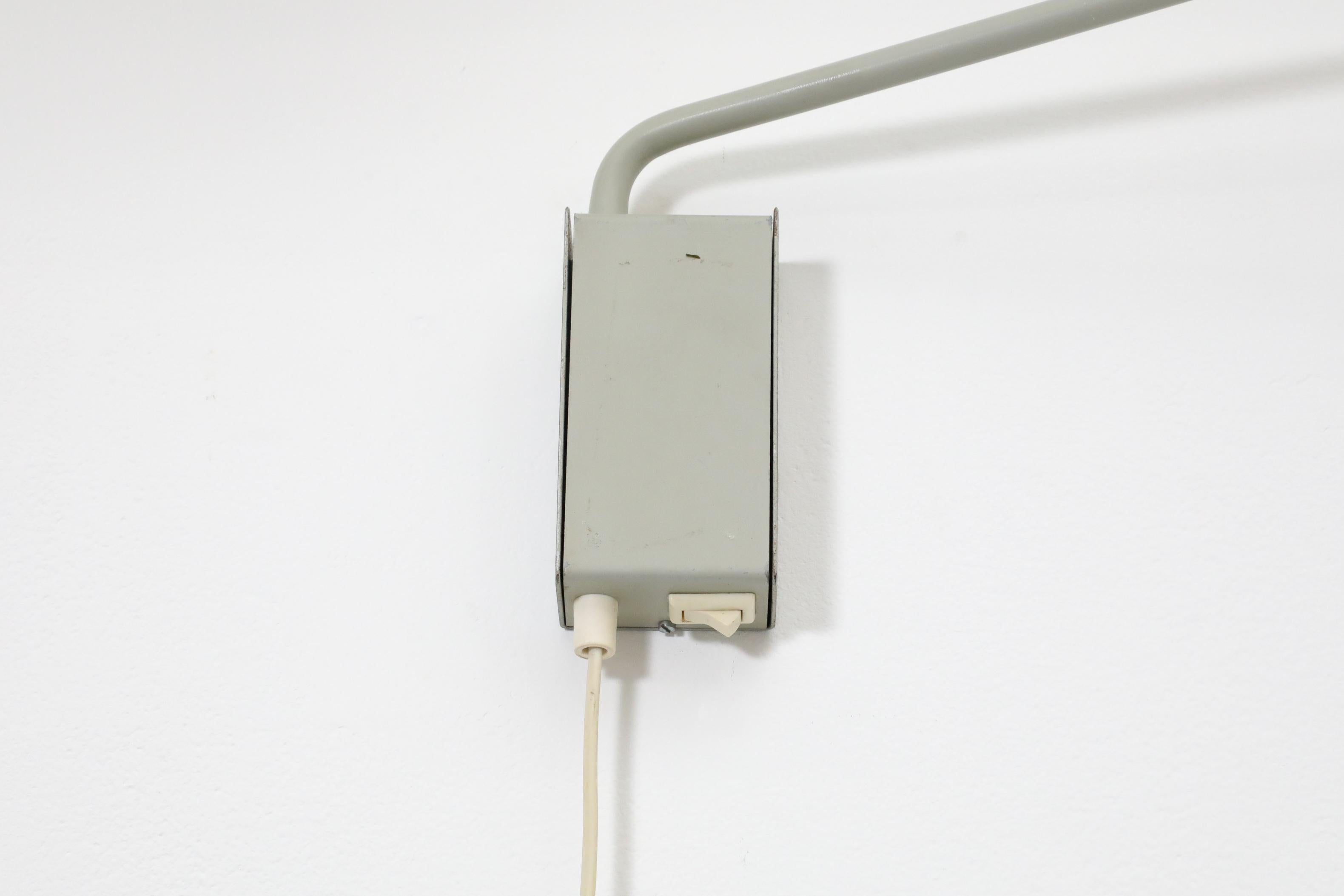 Wandhalterung-Schreibtischlampe „Paper Clip“ von Anvia mit flachem Schirm in Grau im Angebot 11