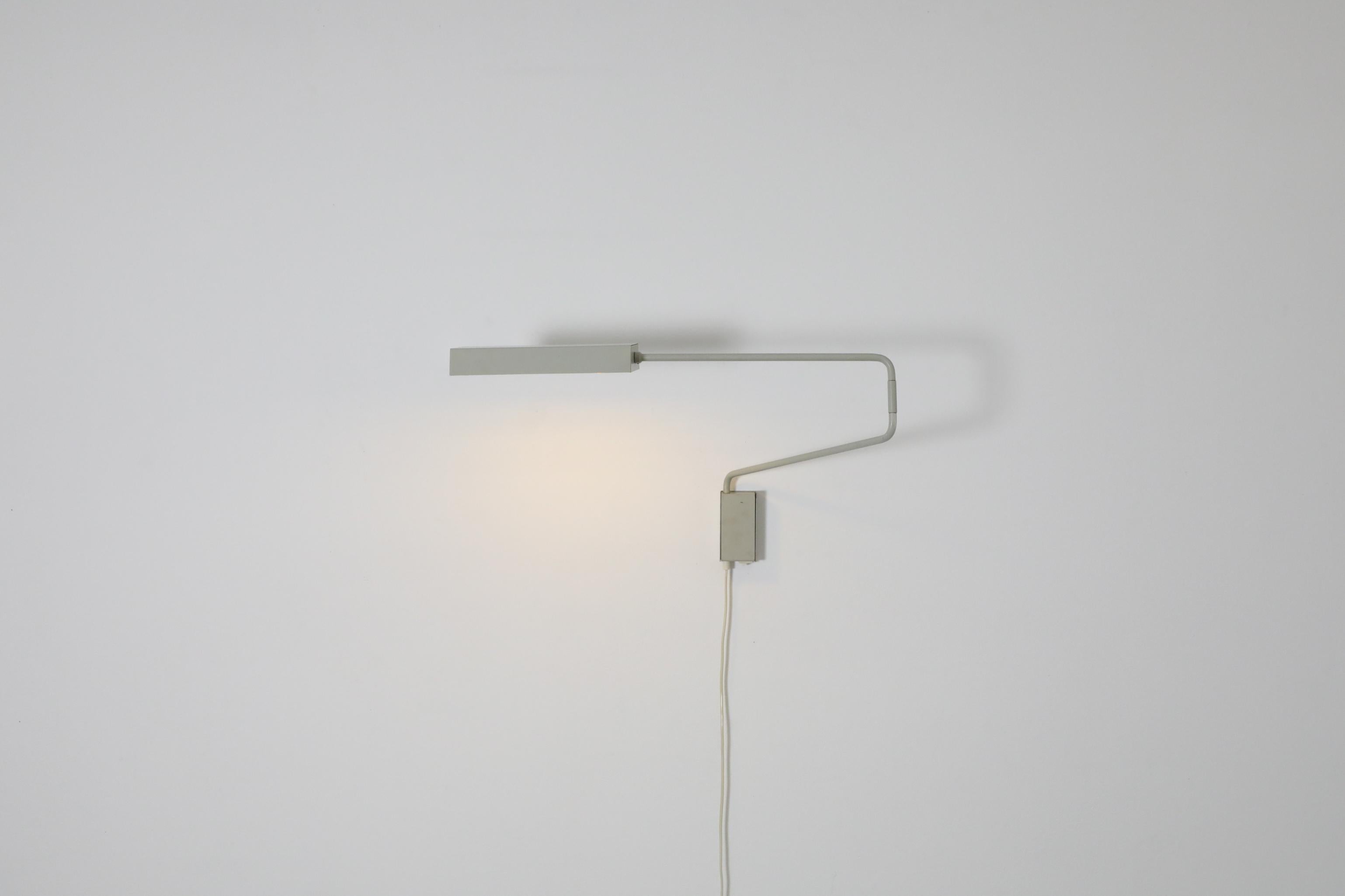 Seltene, originale Anvia 'Paper Clip', graue Schreibtischlampe mit flachem Schirm, Wandhalterung. Mit büroklammerartigem Arm, der sich für einen vielseitigen Einsatz aus- und einfahren lässt, und kippbarem/rotierendem Schirm. Im Originalzustand mit