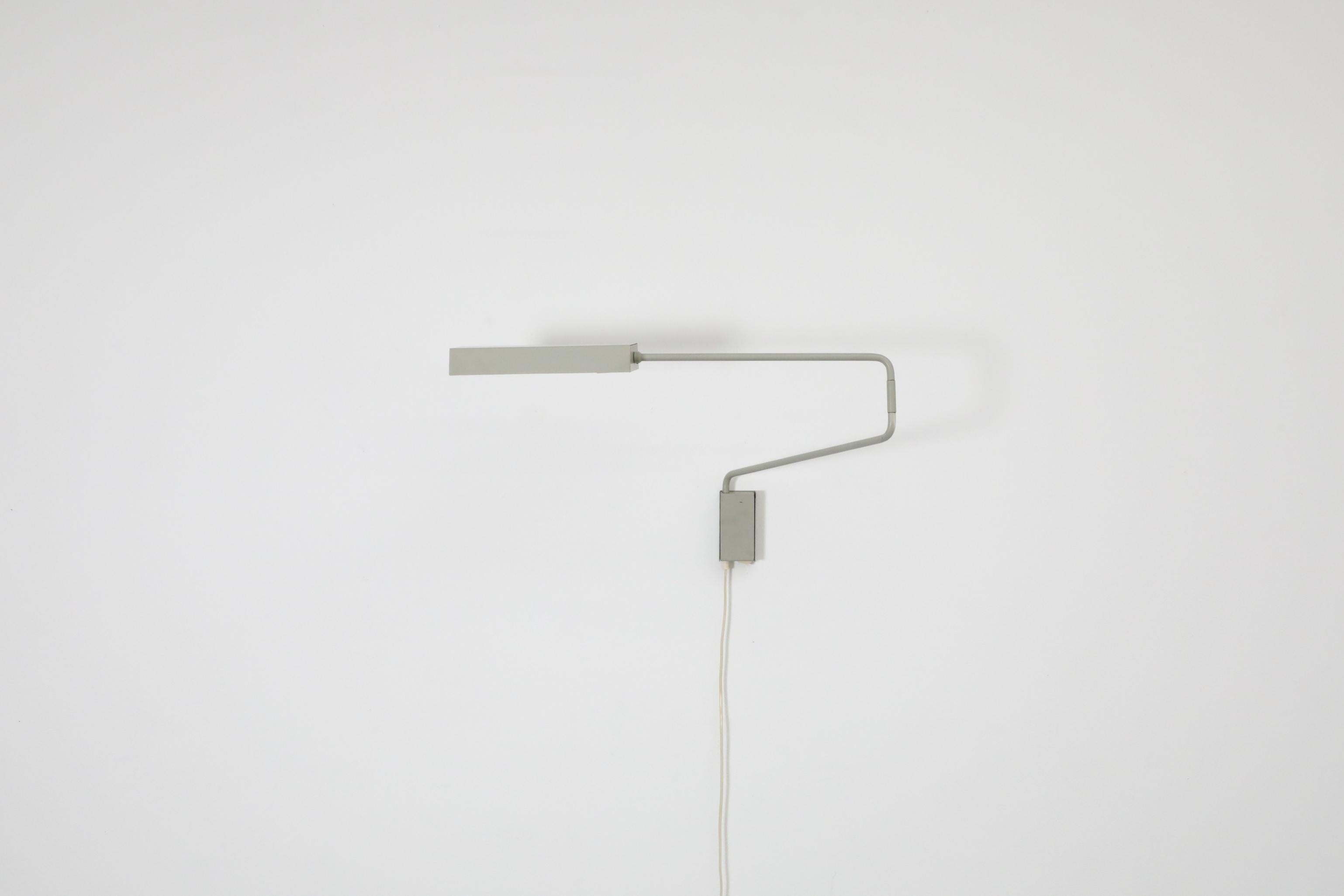 Wandhalterung-Schreibtischlampe „Paper Clip“ von Anvia mit flachem Schirm in Grau (Moderne der Mitte des Jahrhunderts) im Angebot