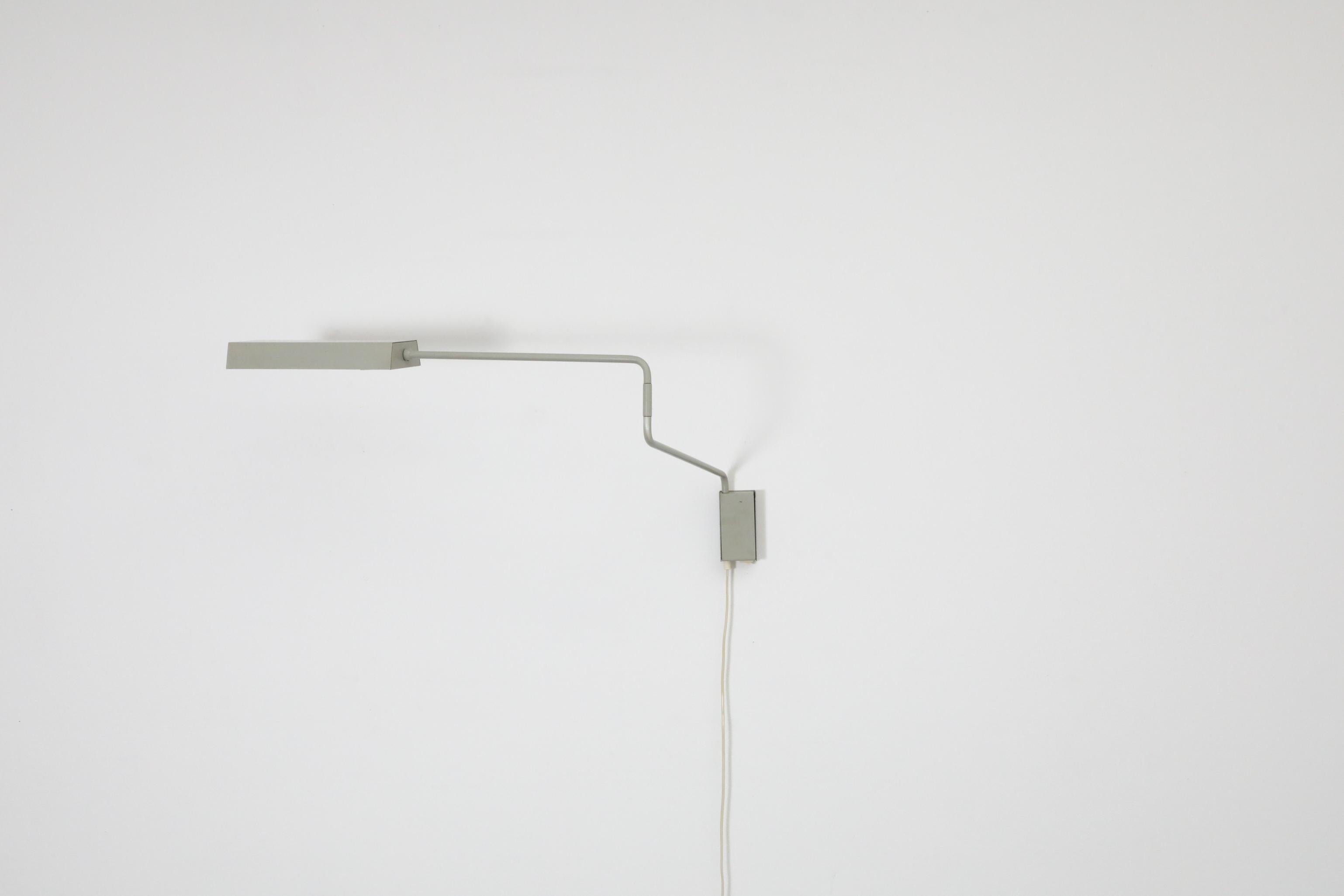 Wandhalterung-Schreibtischlampe „Paper Clip“ von Anvia mit flachem Schirm in Grau (Niederländisch) im Angebot