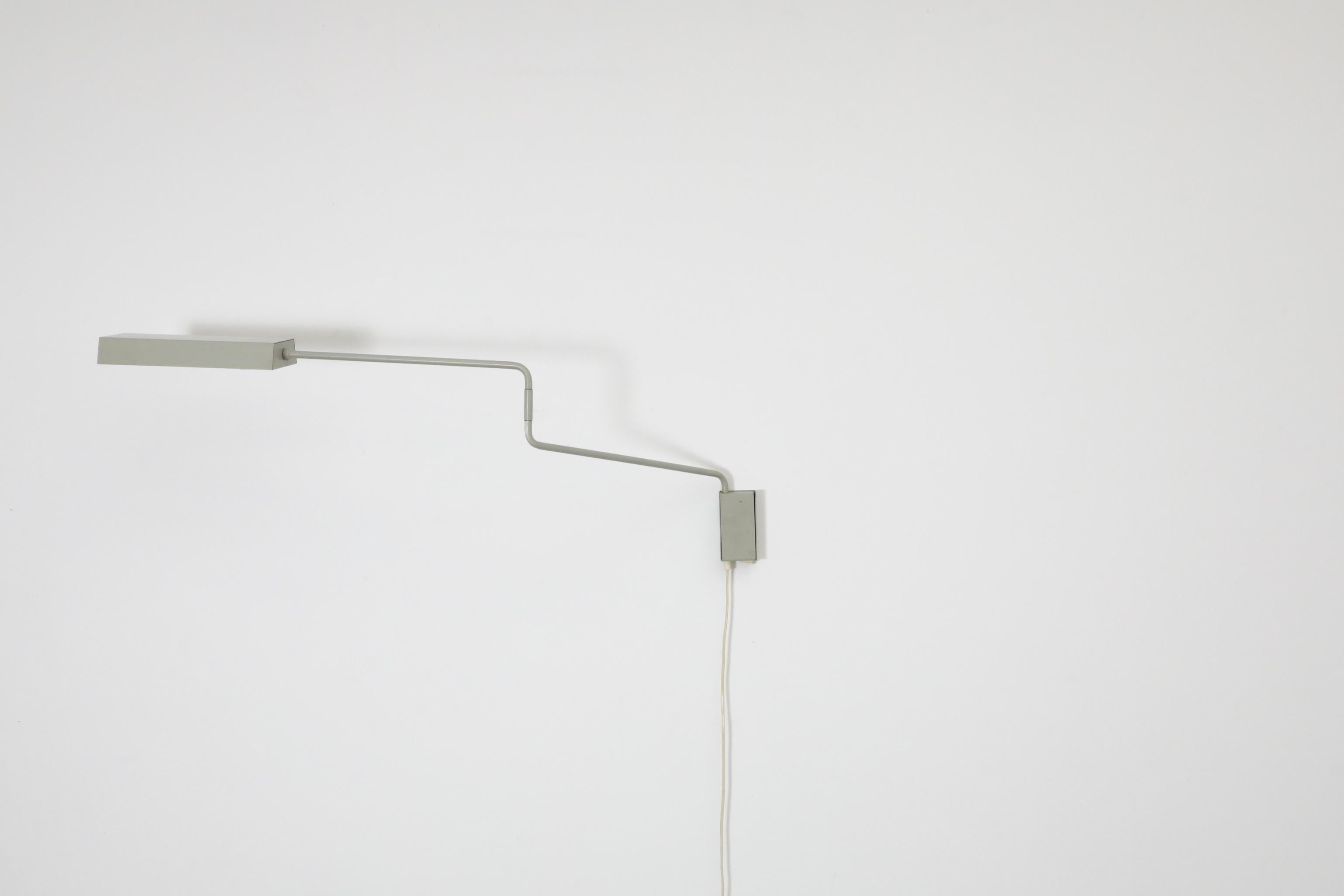 Wandhalterung-Schreibtischlampe „Paper Clip“ von Anvia mit flachem Schirm in Grau (Emailliert) im Angebot