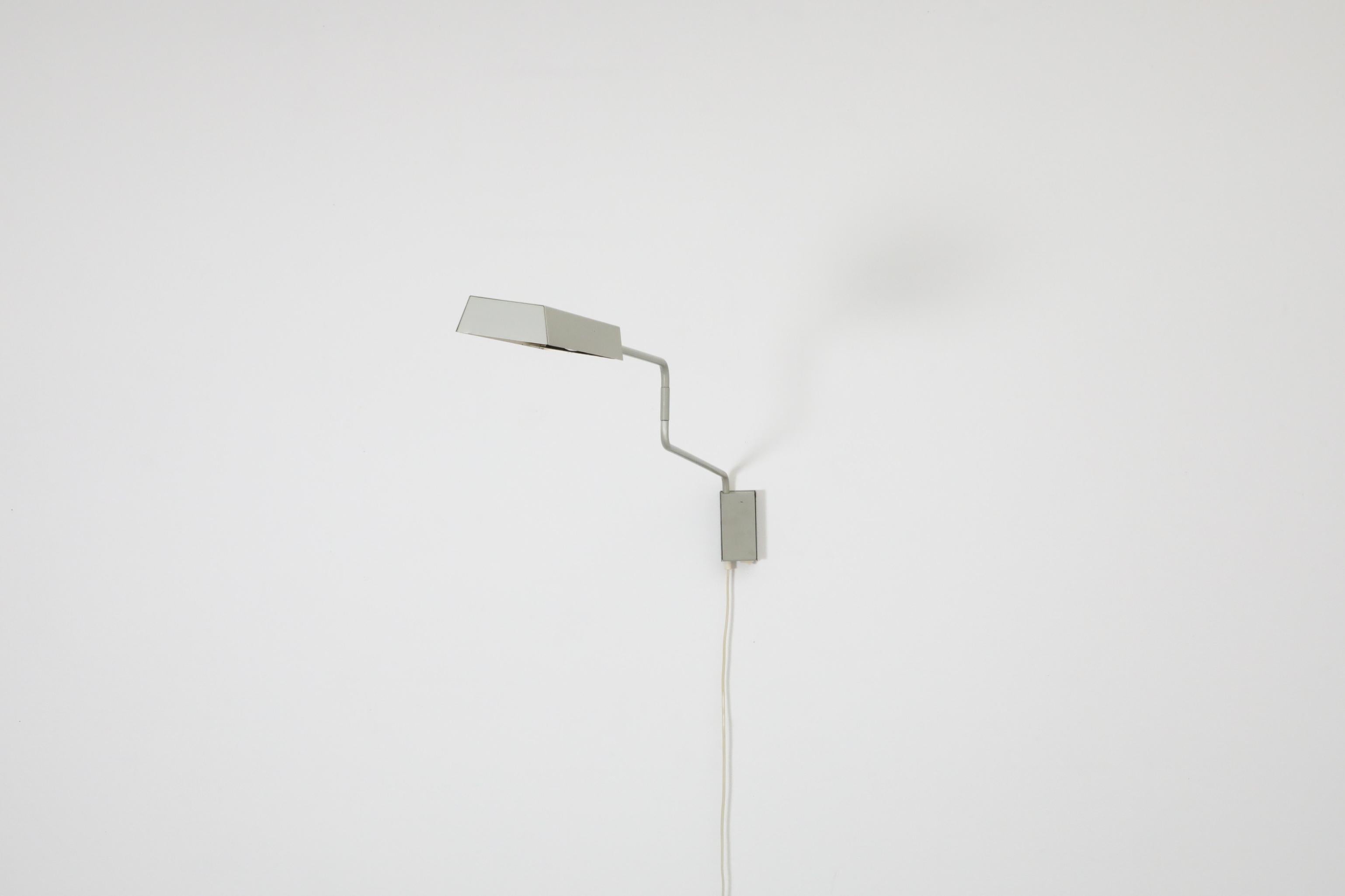 Wandhalterung-Schreibtischlampe „Paper Clip“ von Anvia mit flachem Schirm in Grau im Zustand „Gut“ im Angebot in Los Angeles, CA