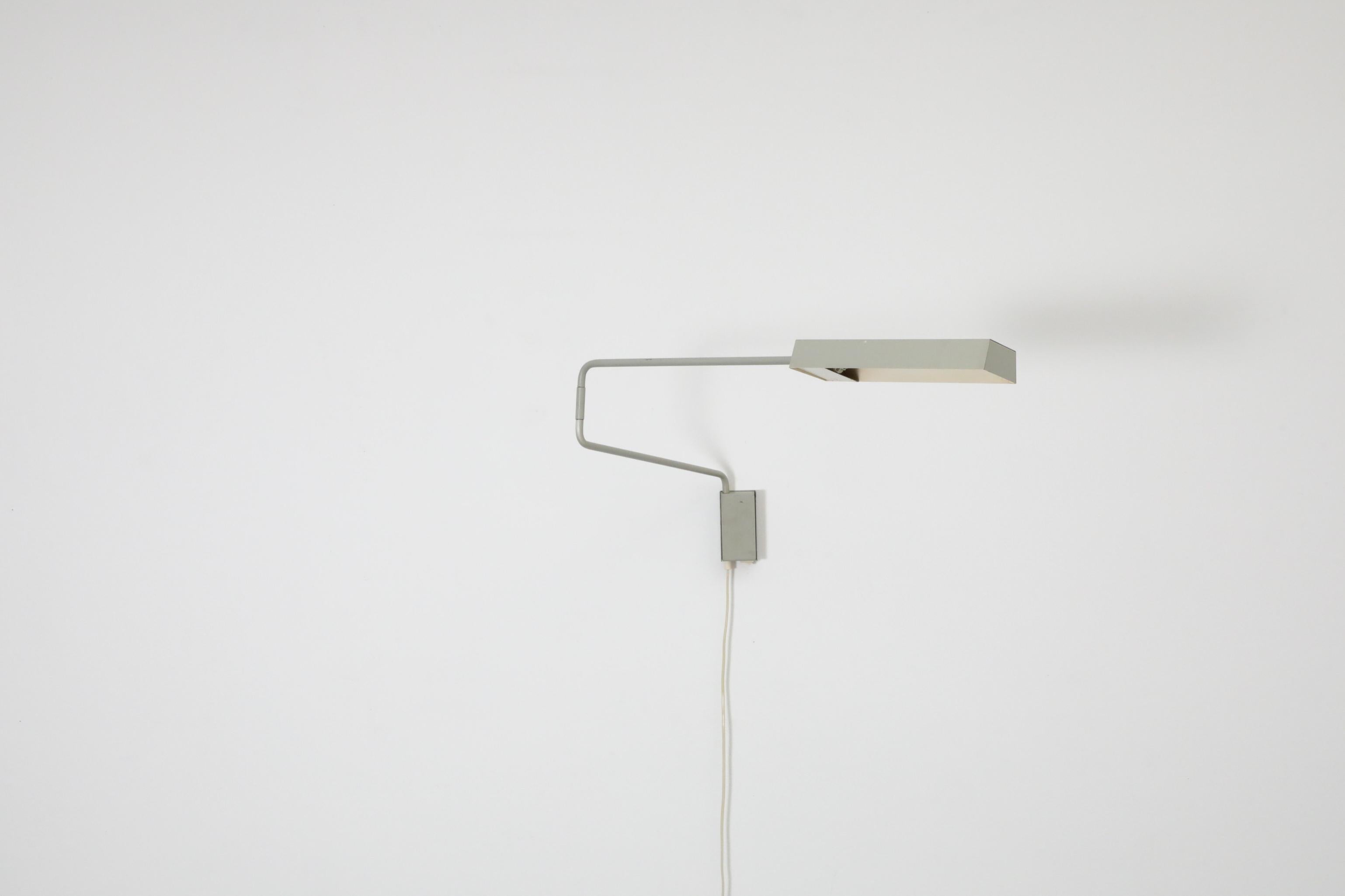 Wandhalterung-Schreibtischlampe „Paper Clip“ von Anvia mit flachem Schirm in Grau (20. Jahrhundert) im Angebot