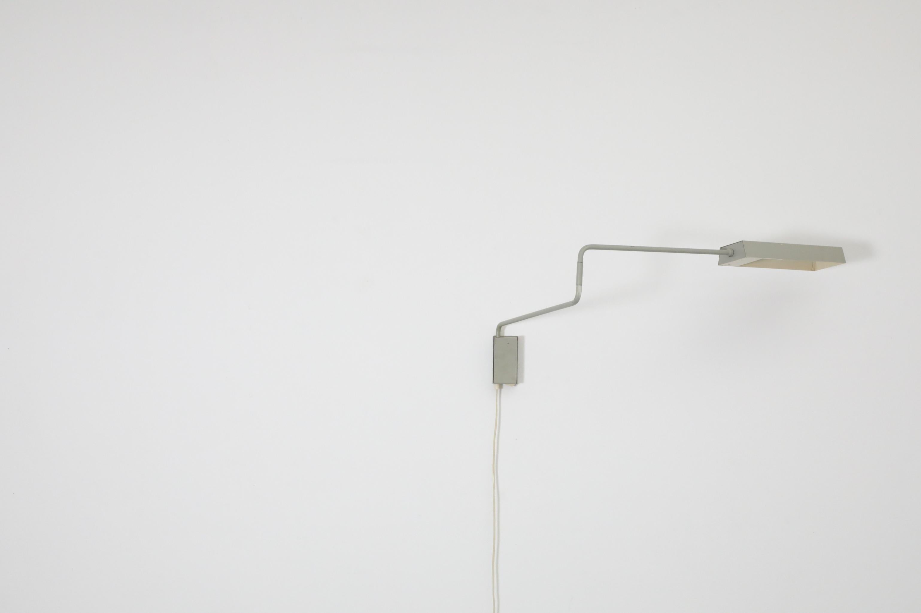 Wandhalterung-Schreibtischlampe „Paper Clip“ von Anvia mit flachem Schirm in Grau (Metall) im Angebot