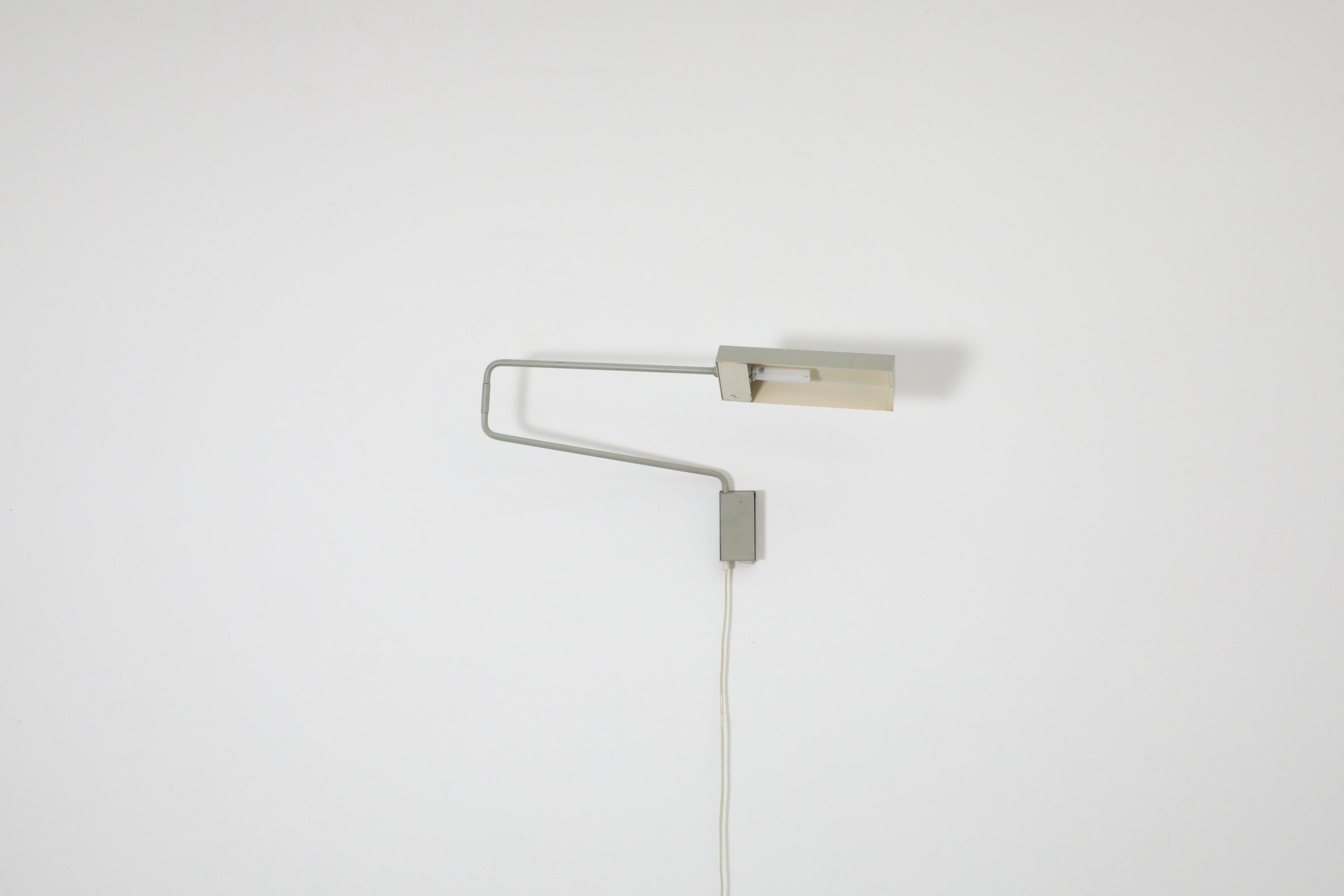 Wandhalterung-Schreibtischlampe „Paper Clip“ von Anvia mit flachem Schirm in Grau im Angebot 1