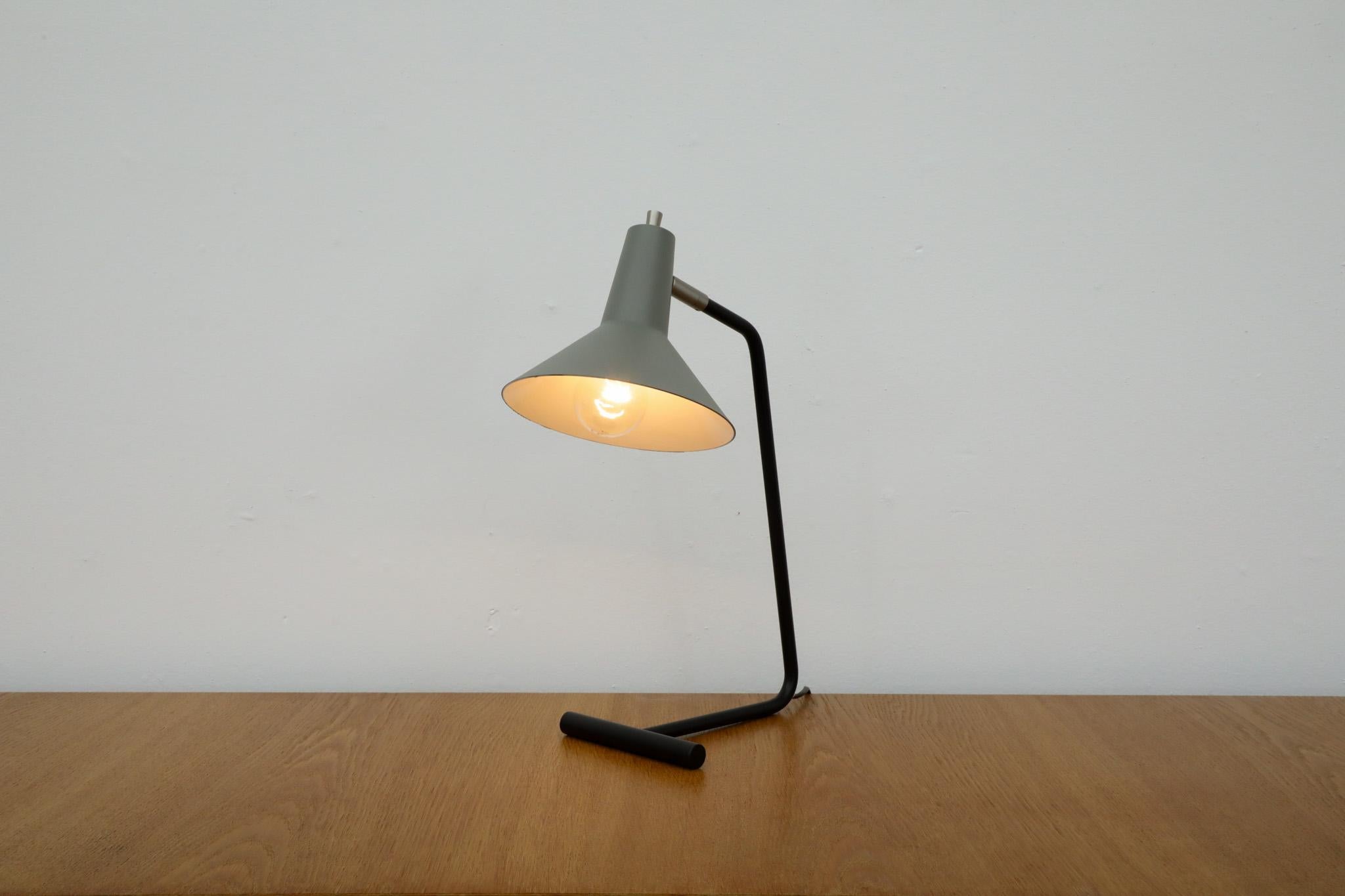 Mid-Century Modern Lampe de table The-Attorney-in-Fact d'Anvia rééditée en gris en vente