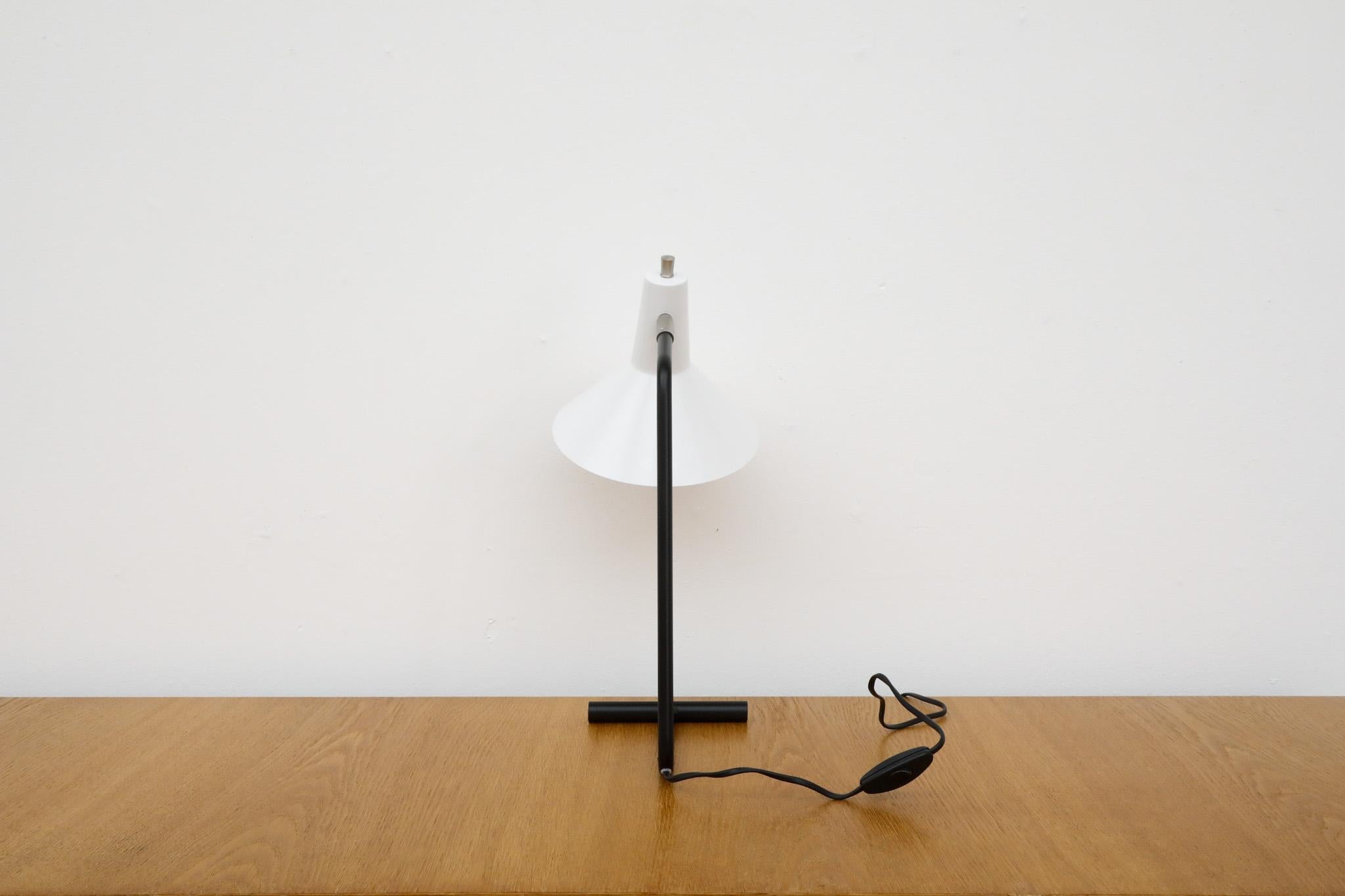 Anvia Reissued 'The-Attorney-in-Fact' Tischlampe in Weiß im Angebot 4