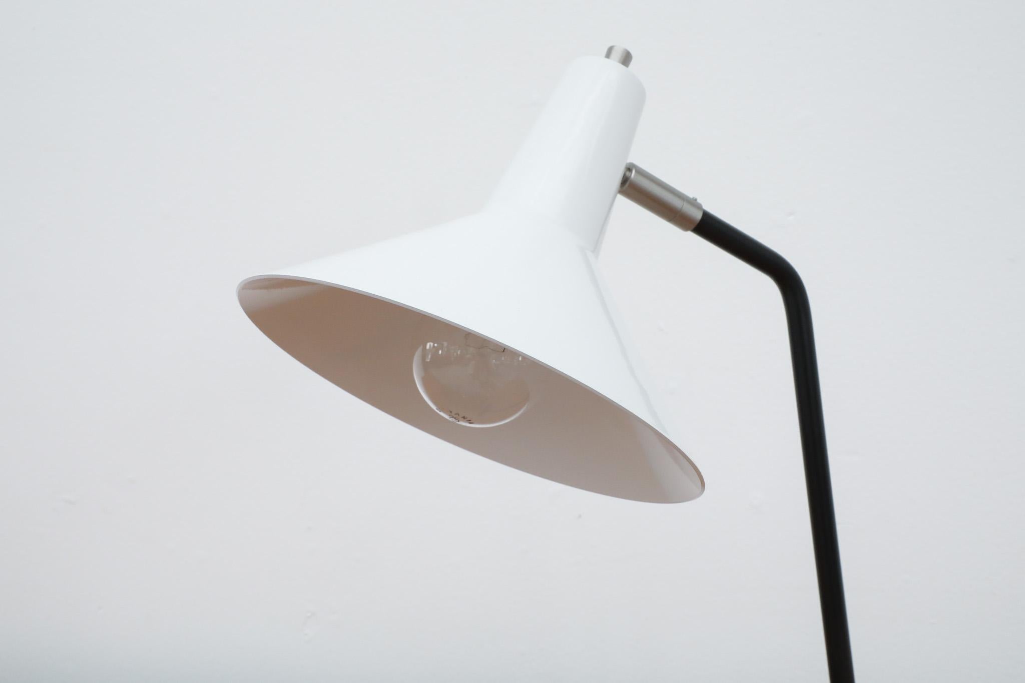 Anvia Reissued 'The-Attorney-in-Fact' Tischlampe in Weiß im Angebot 5