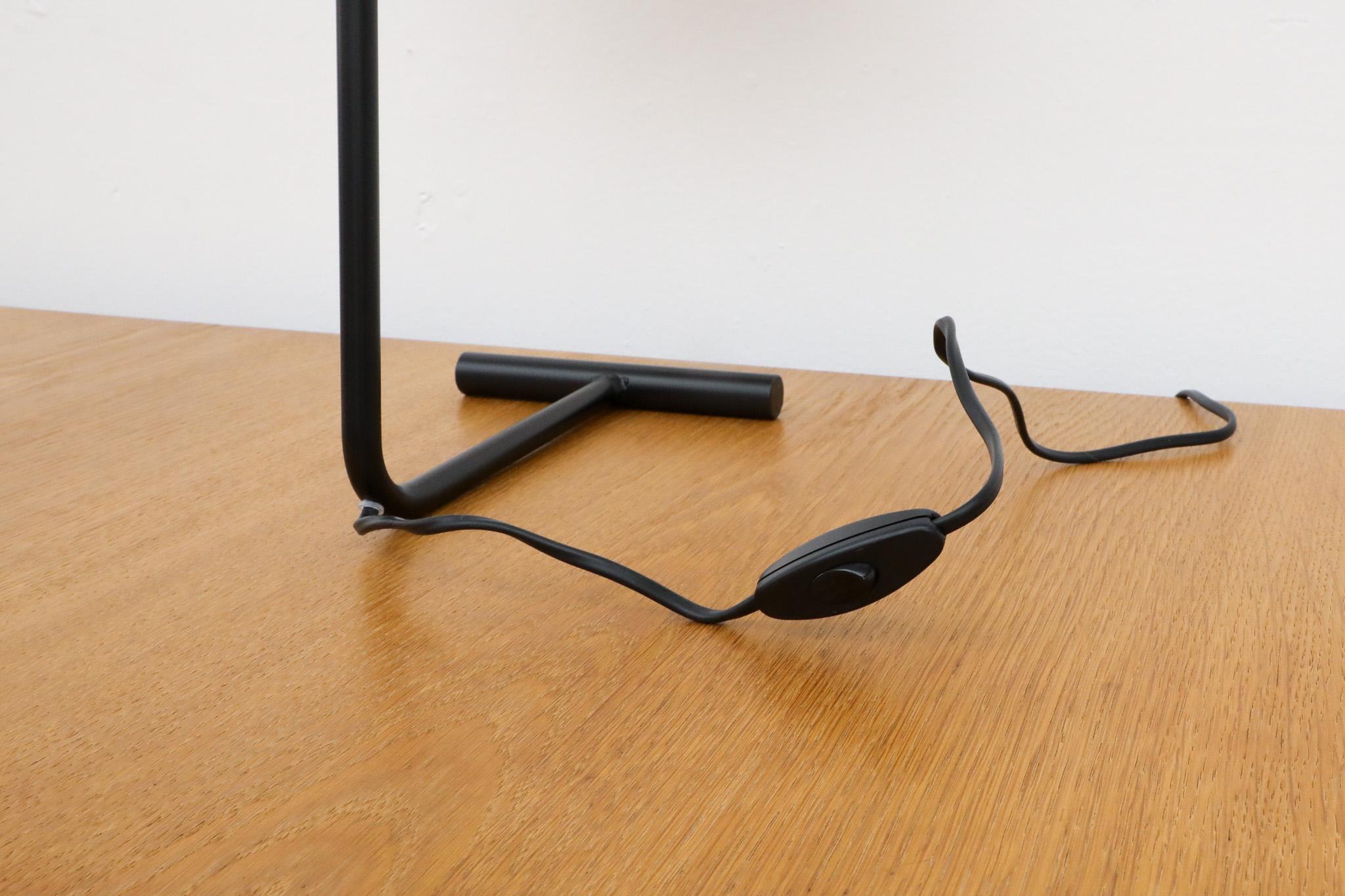 Anvia Reissued 'The-Attorney-in-Fact' Tischlampe in Weiß im Angebot 9