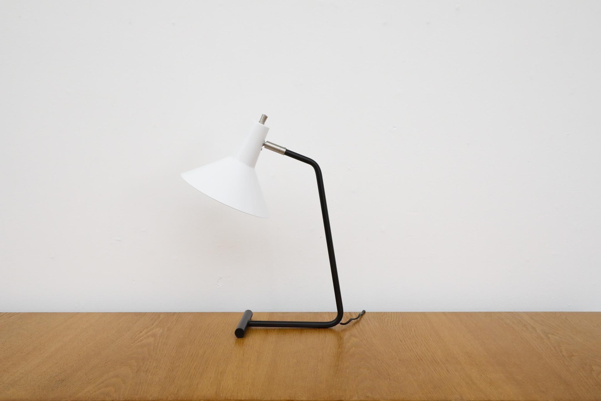 Anvia Reissued 'The-Attorney-in-Fact' Tischlampe in Weiß im Angebot 1