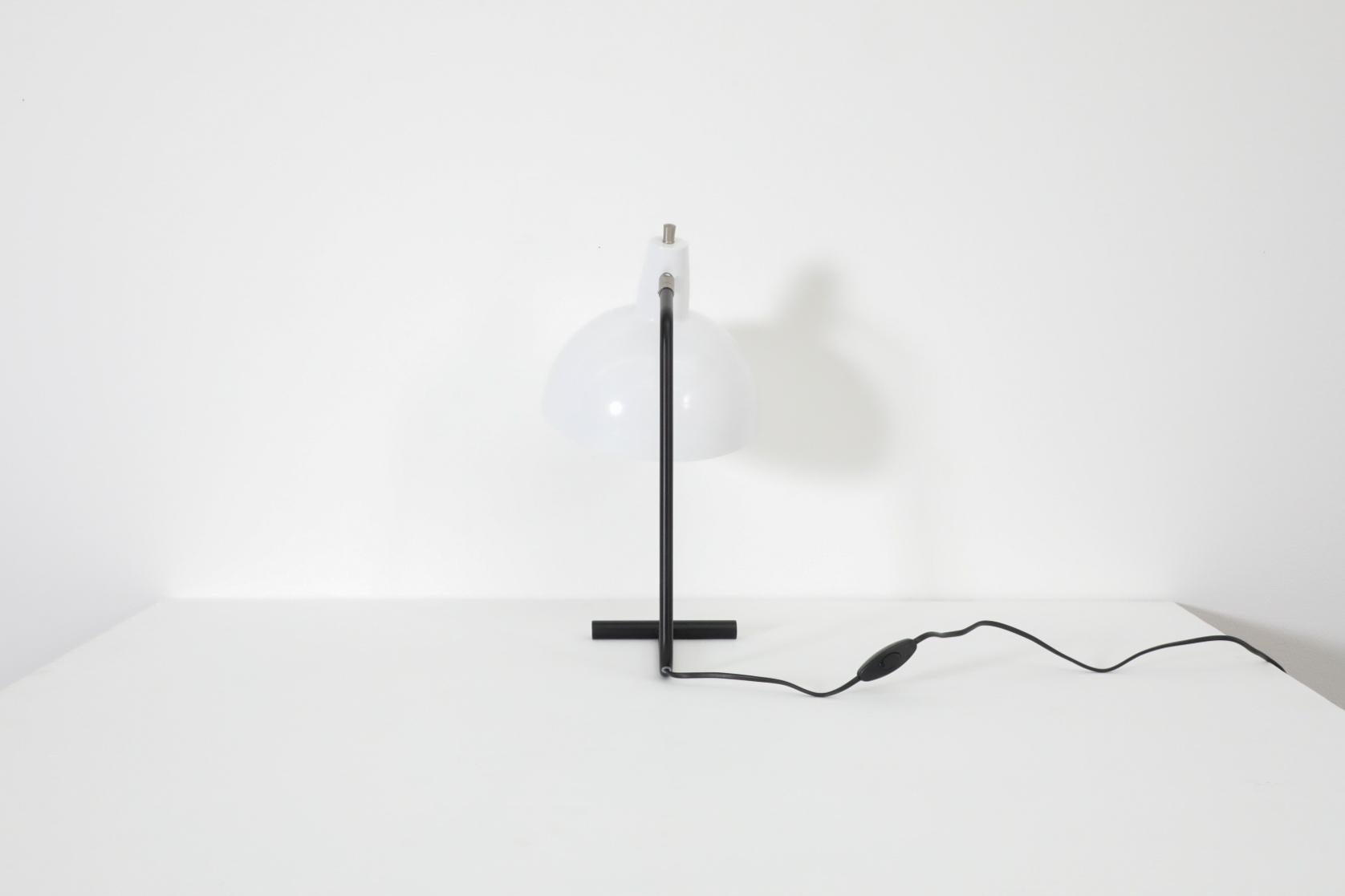 Reissued 'The Director' Tischlampe „The Director“ von Anvia in Weiß mit schwarzem Rahmen im Angebot 2