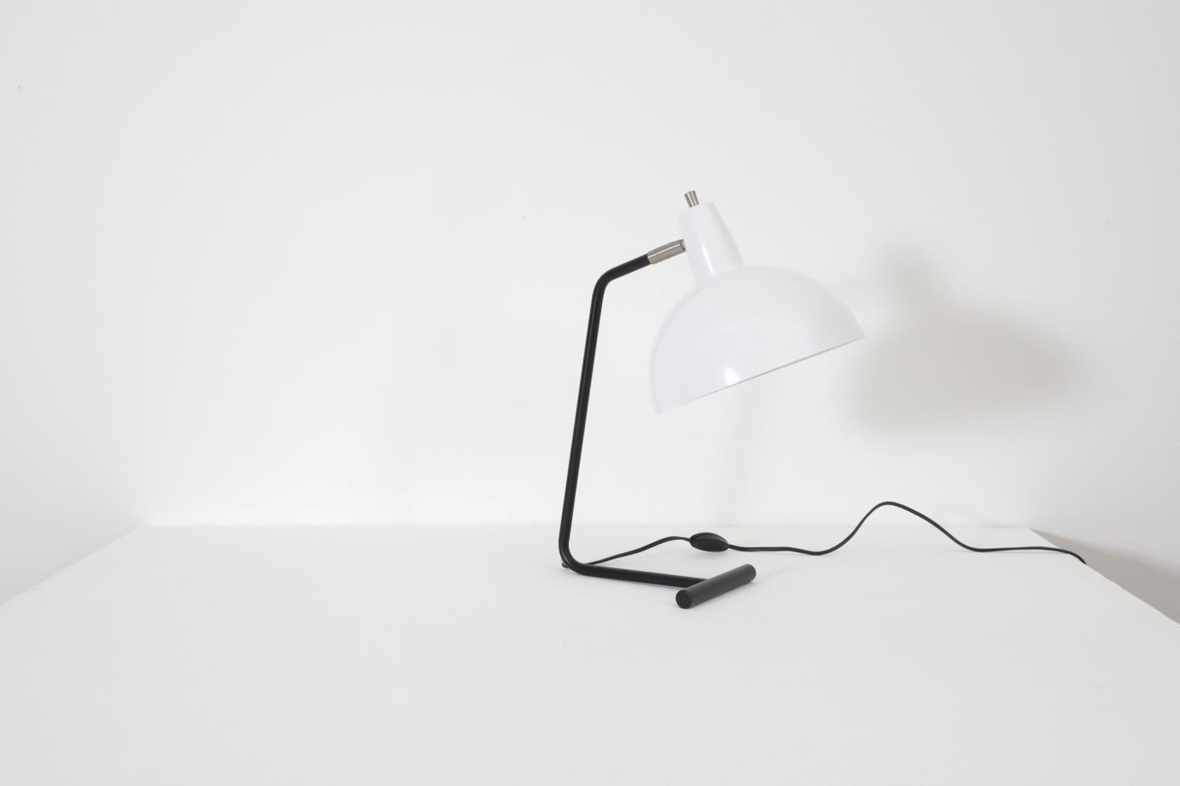 Reissued 'The Director' Tischlampe „The Director“ von Anvia in Weiß mit schwarzem Rahmen im Angebot 3