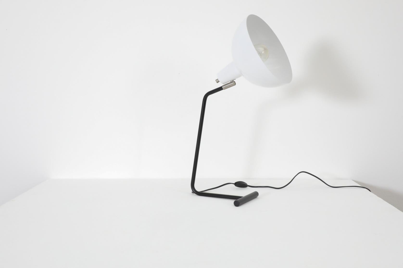 Reissued 'The Director' Tischlampe „The Director“ von Anvia in Weiß mit schwarzem Rahmen im Angebot 4