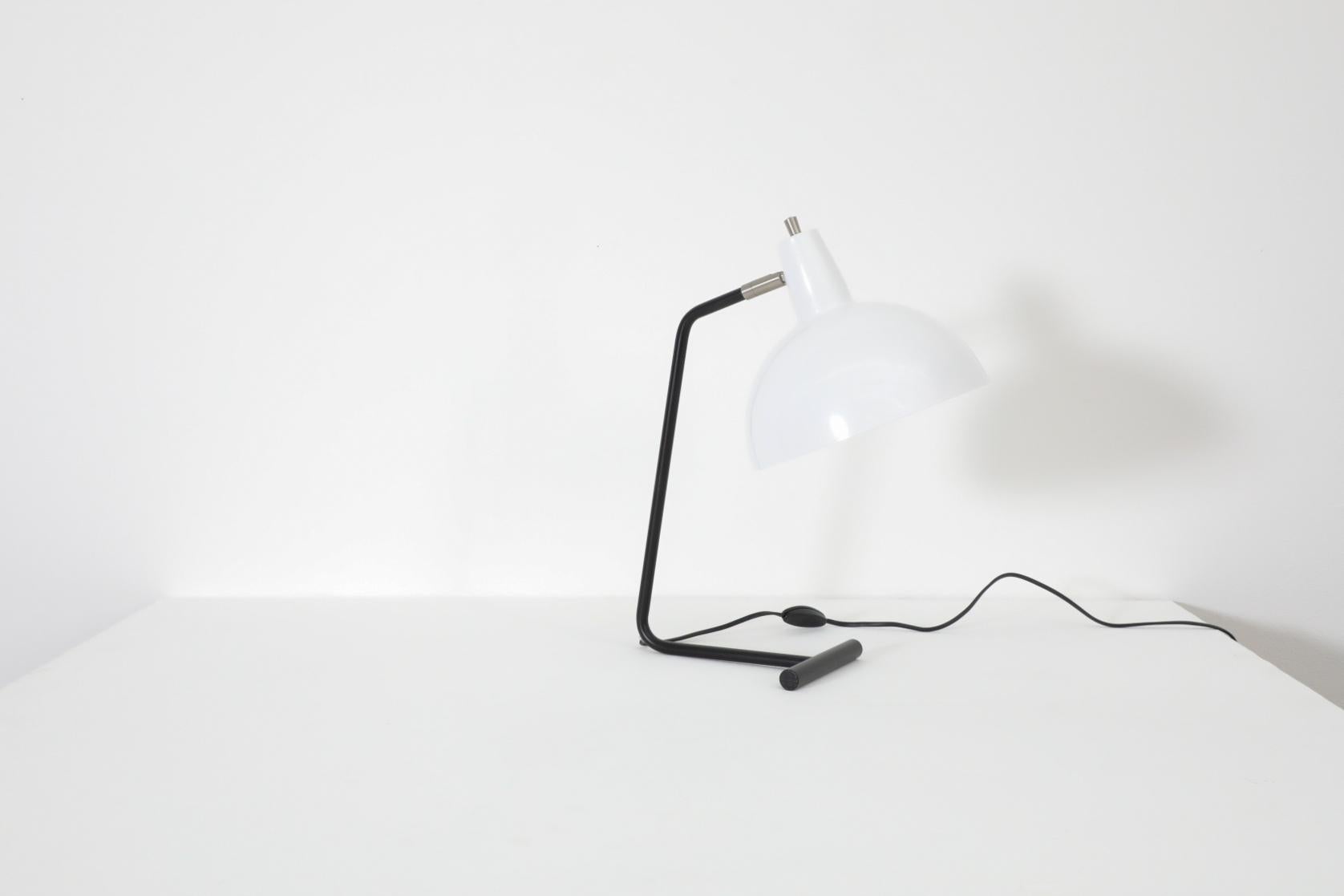 Reissued 'The Director' Tischlampe „The Director“ von Anvia in Weiß mit schwarzem Rahmen im Angebot 6