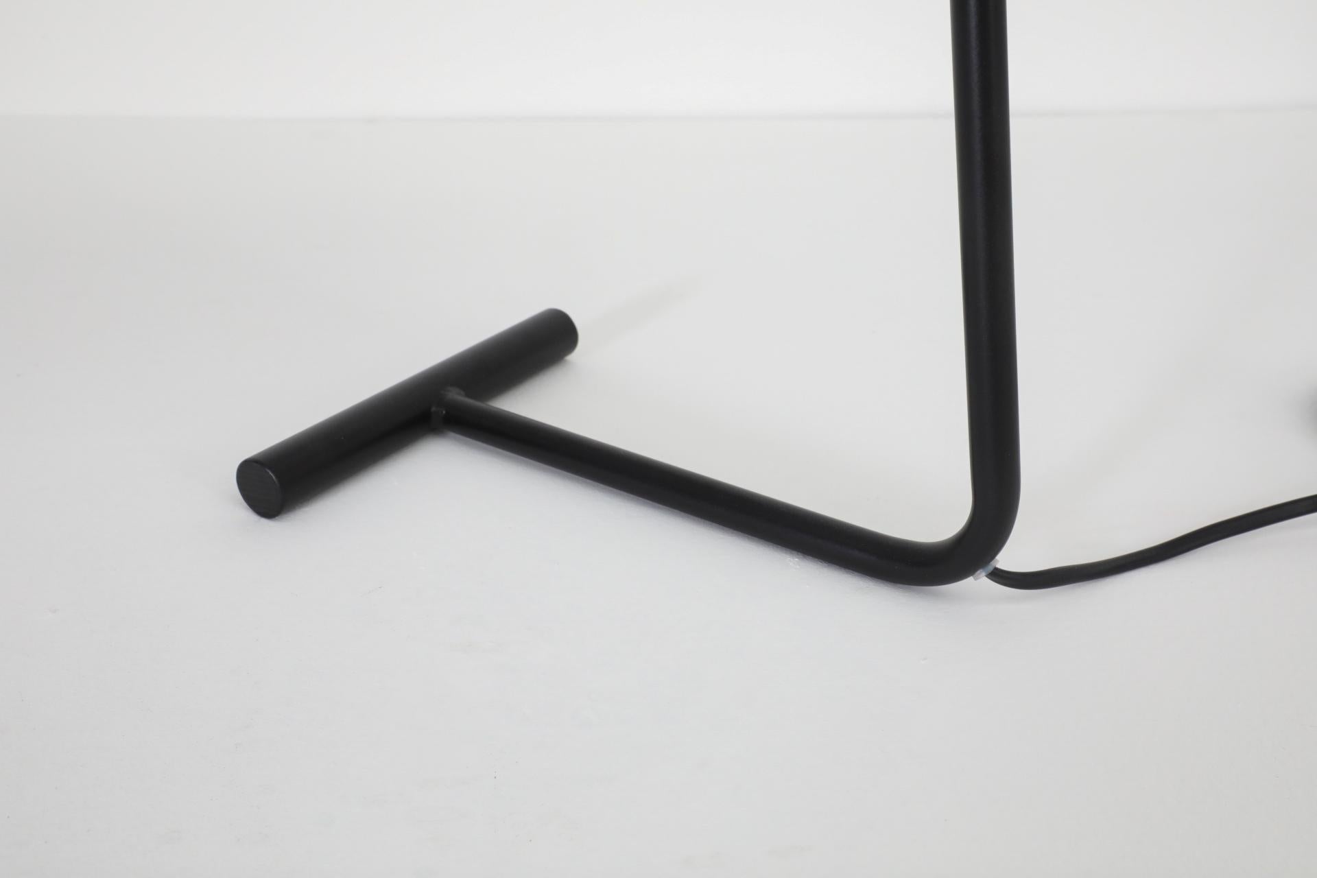 Reissued 'The Director' Tischlampe „The Director“ von Anvia in Weiß mit schwarzem Rahmen im Angebot 8
