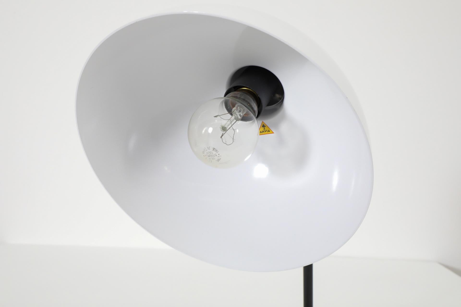 Reissued 'The Director' Tischlampe „The Director“ von Anvia in Weiß mit schwarzem Rahmen im Angebot 10