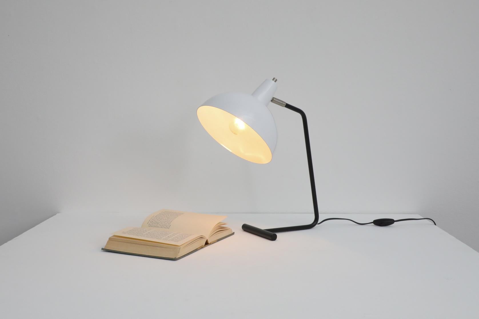Reissued 'The Director' Tischlampe „The Director“ von Anvia in Weiß mit schwarzem Rahmen (Moderne der Mitte des Jahrhunderts) im Angebot