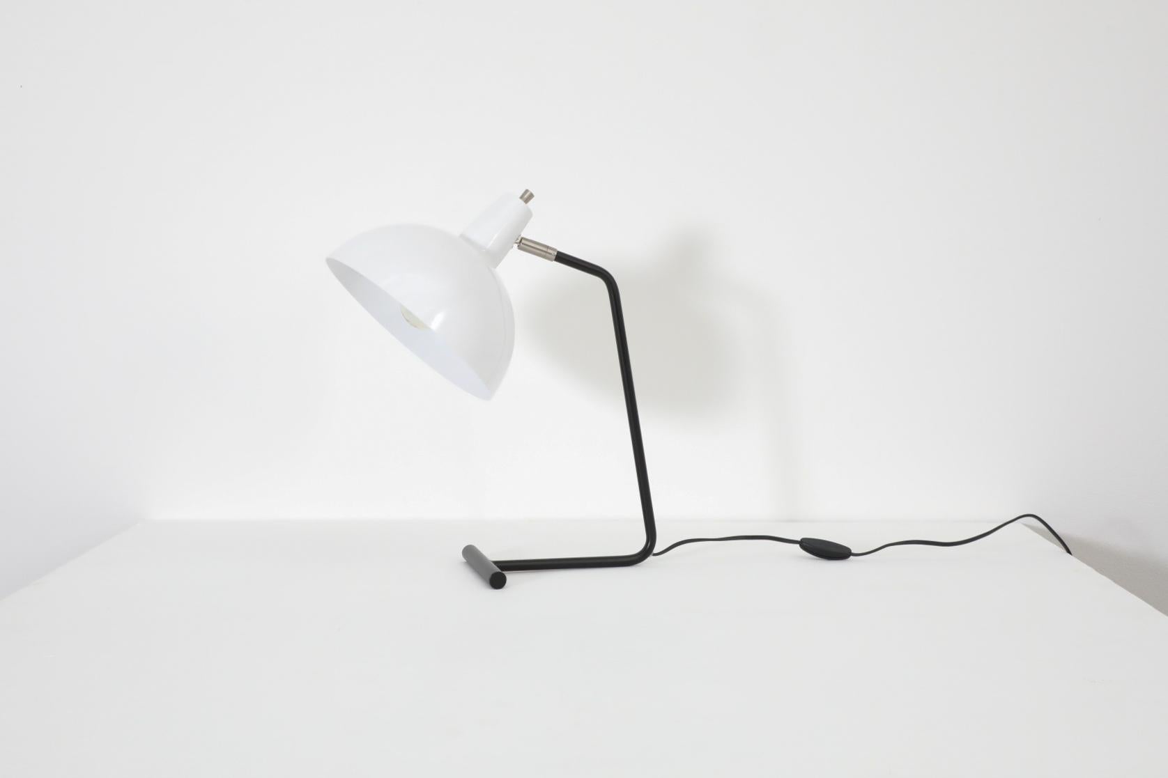 Reissued 'The Director' Tischlampe „The Director“ von Anvia in Weiß mit schwarzem Rahmen (Niederländisch) im Angebot