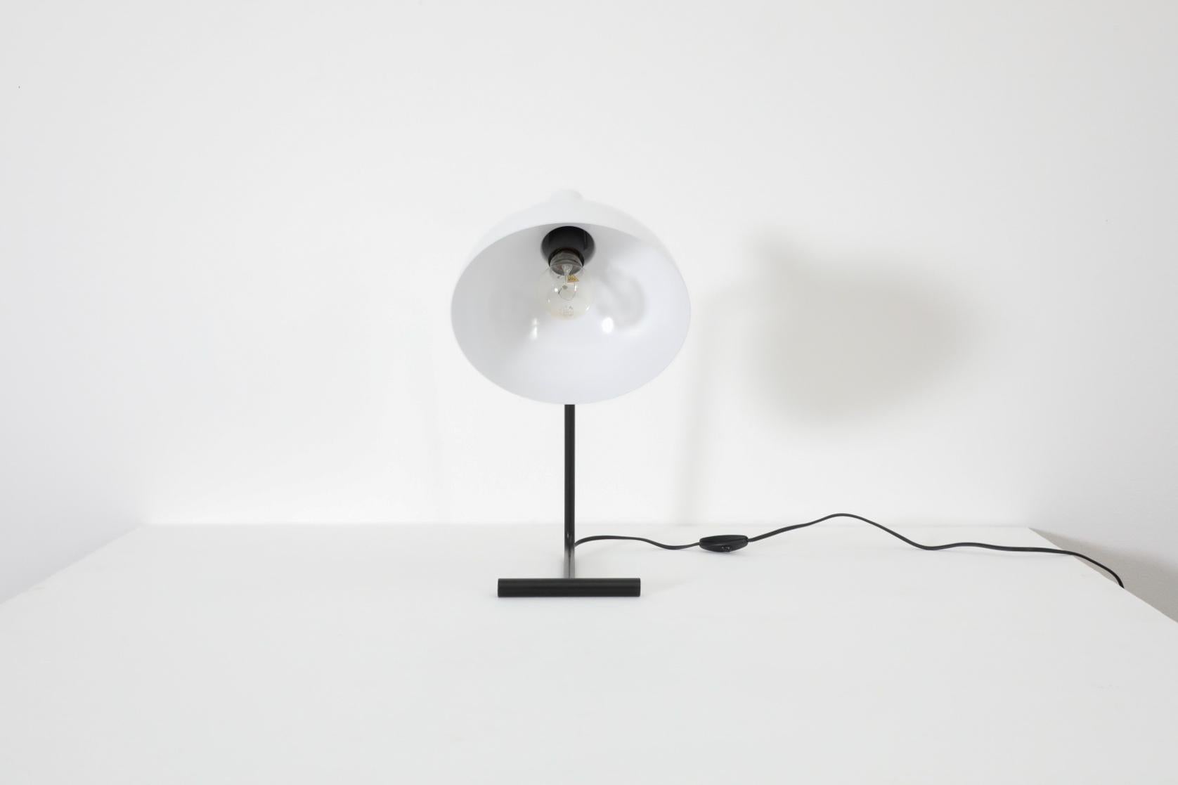 Reissued 'The Director' Tischlampe „The Director“ von Anvia in Weiß mit schwarzem Rahmen (Emailliert) im Angebot