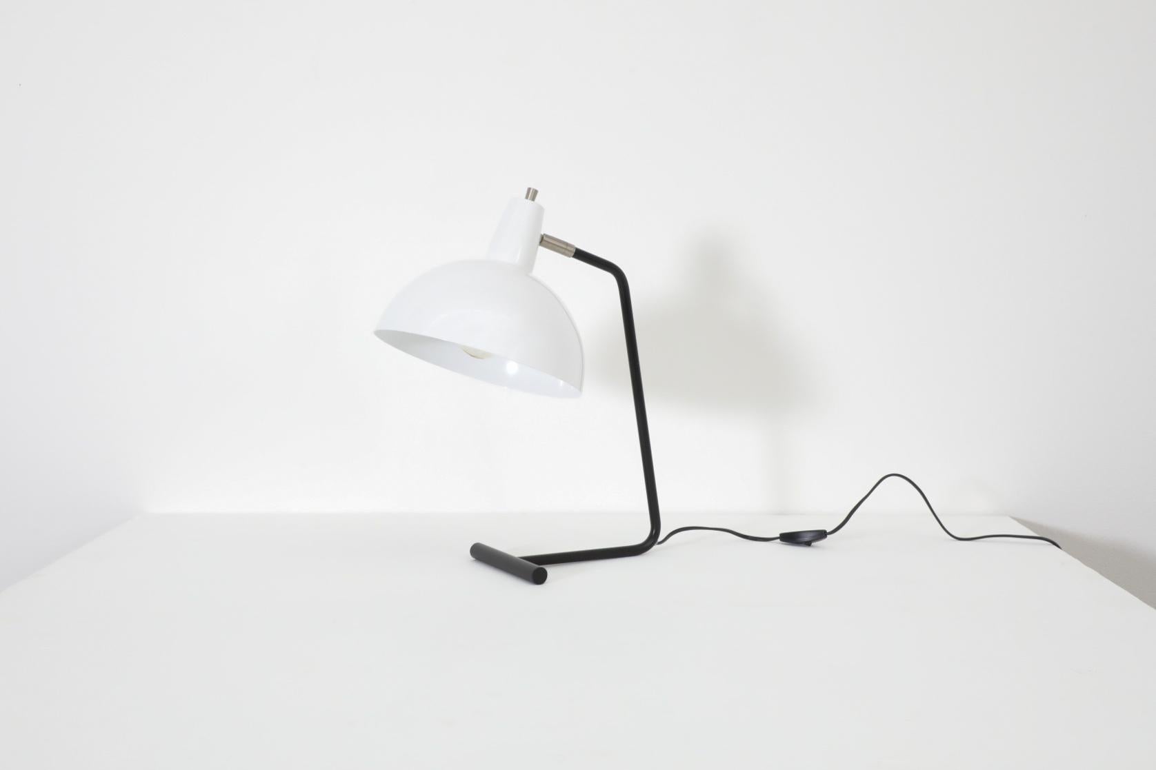 Reissued 'The Director' Tischlampe „The Director“ von Anvia in Weiß mit schwarzem Rahmen (21. Jahrhundert und zeitgenössisch) im Angebot