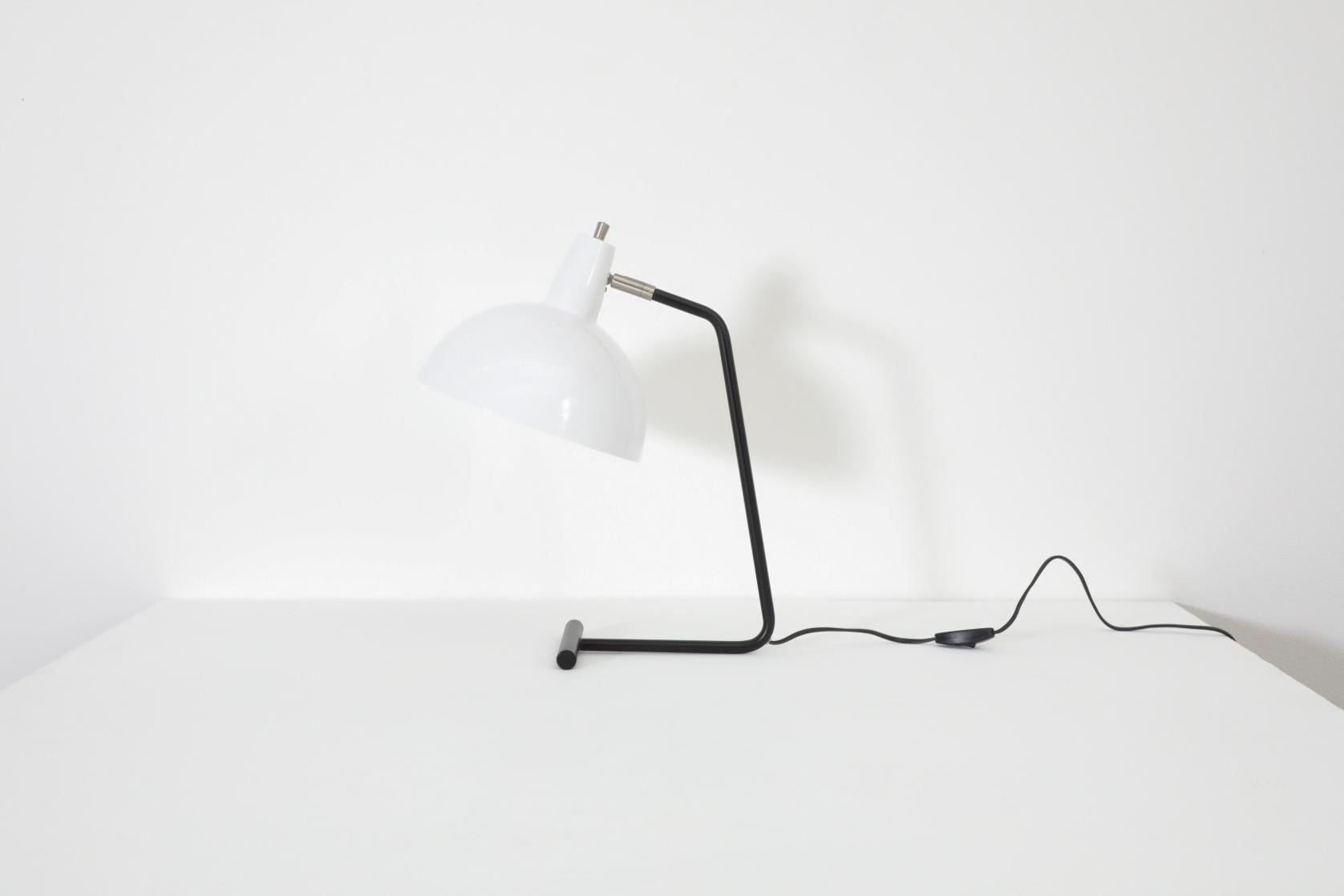 Reissued 'The Director' Tischlampe „The Director“ von Anvia in Weiß mit schwarzem Rahmen (Metall) im Angebot