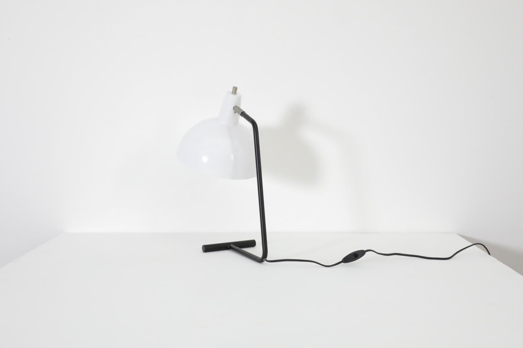 Reissued 'The Director' Tischlampe „The Director“ von Anvia in Weiß mit schwarzem Rahmen im Angebot 1