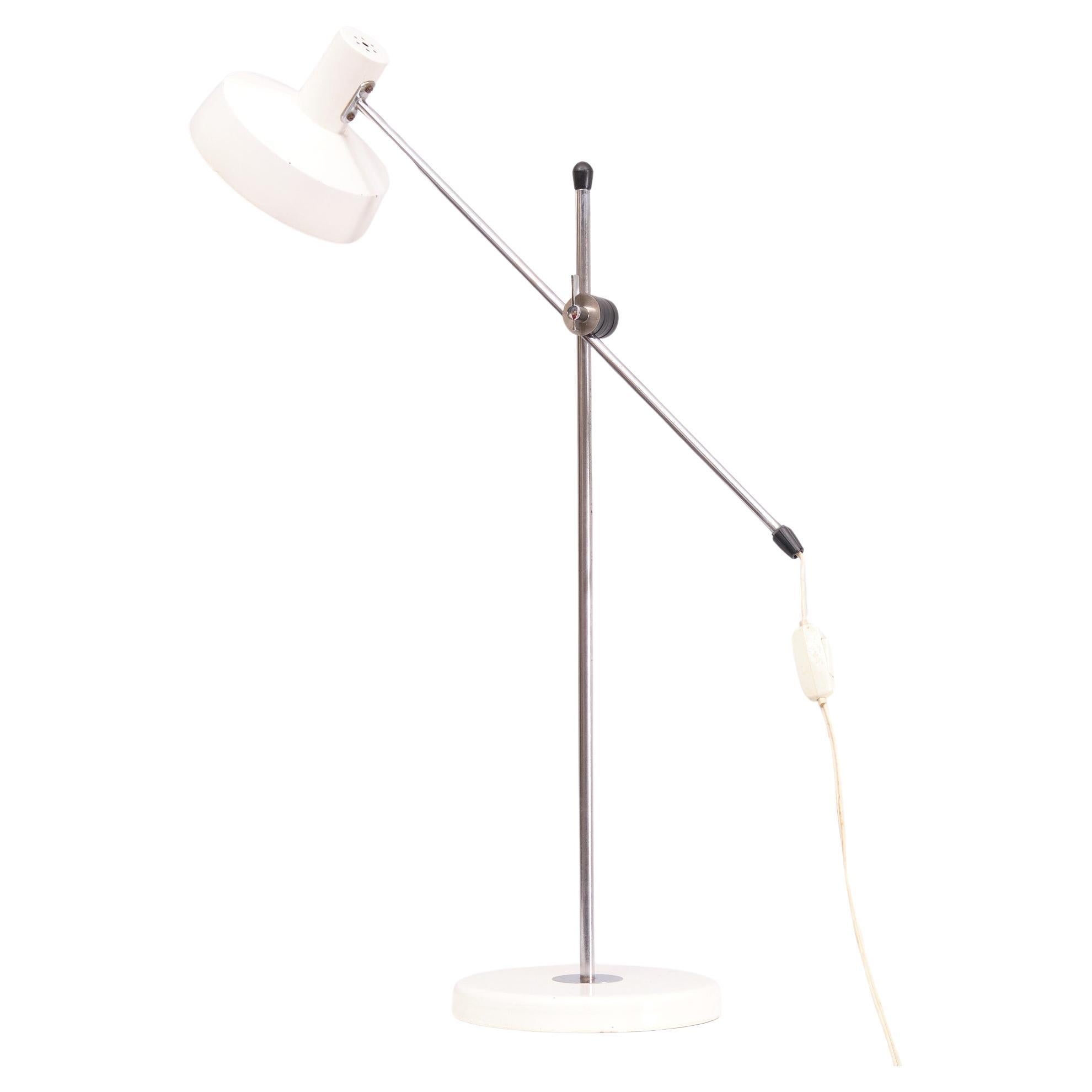 Très beau petit lampadaire ou grande lampe de bureau.  Couleur blanche 
Réglable en hauteur et orientable, elle nécessite une ampoule E27 de grande taille.  