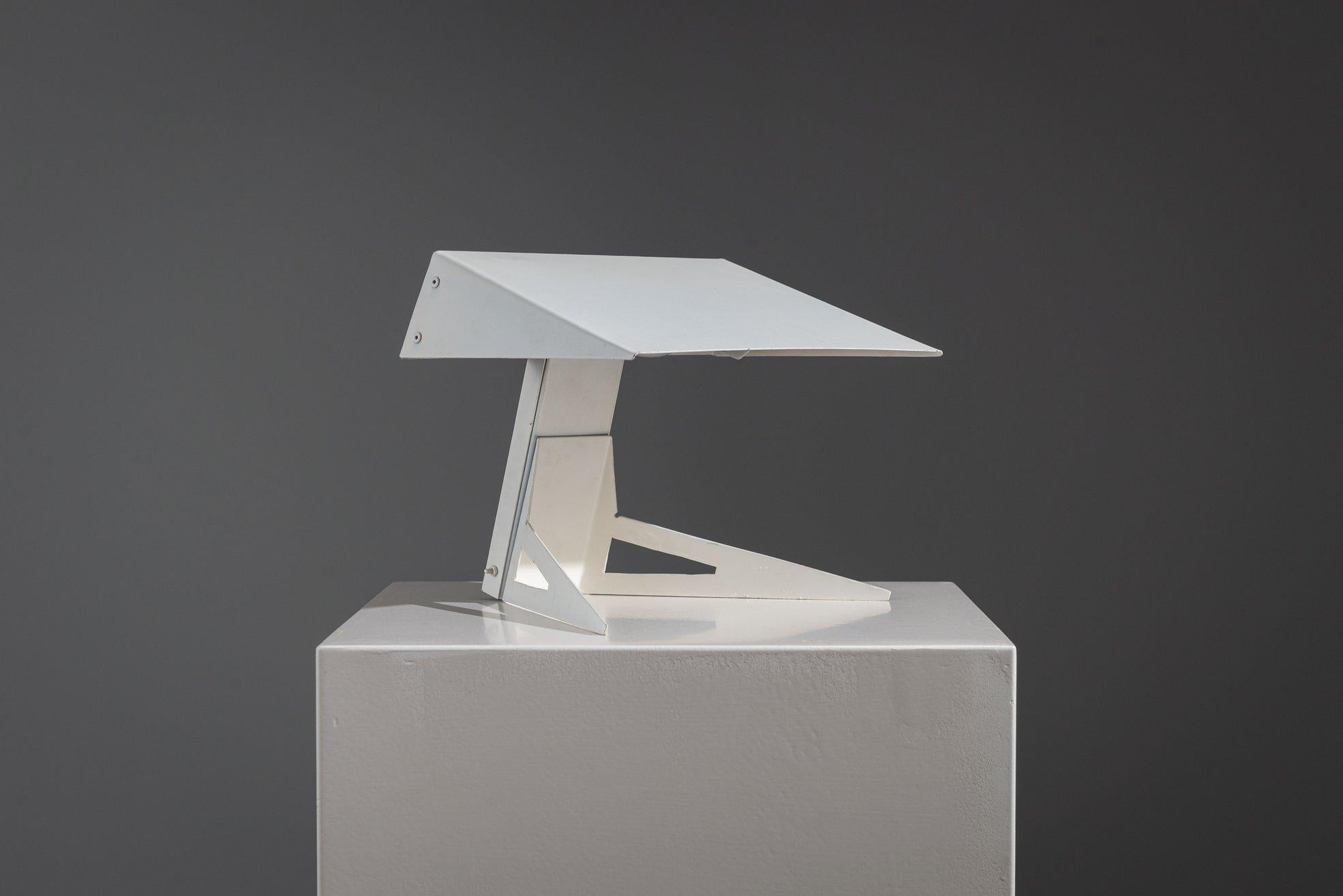 Raffinierte Tischlampe im Stil von Anvia, hergestellt in den Niederlanden um 1950. Sie spiegelt den minimalistischen und architektonischen Geist wider, der für das niederländische Beleuchtungsdesign der Jahrhundertmitte charakteristisch ist.

Die