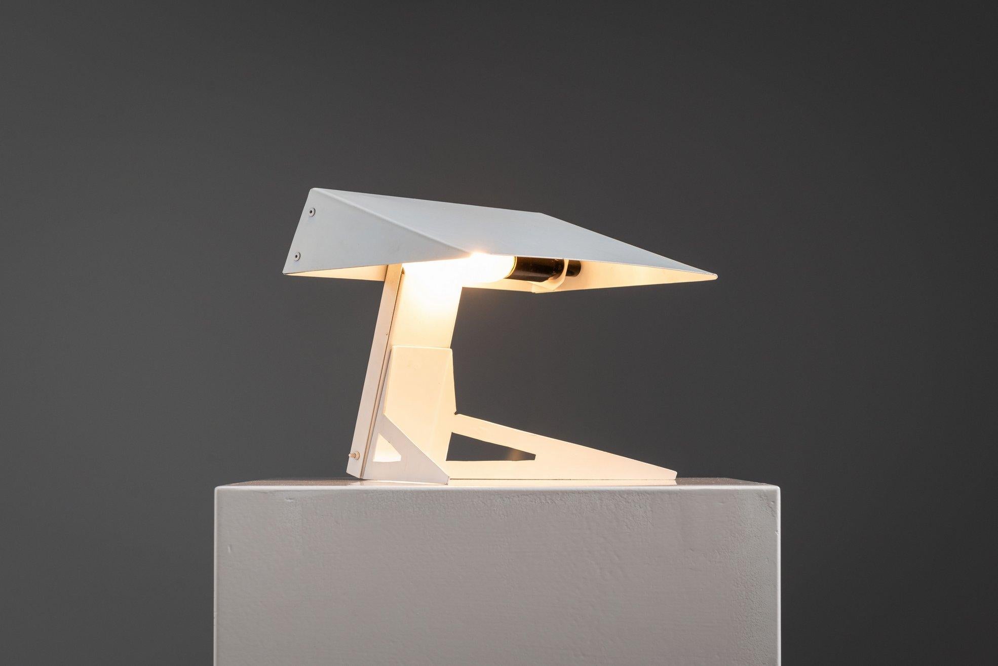 Anvia Stil minimalistische Tischlampe Mid-Century Die Niederlande 1950 (Moderne der Mitte des Jahrhunderts) im Angebot