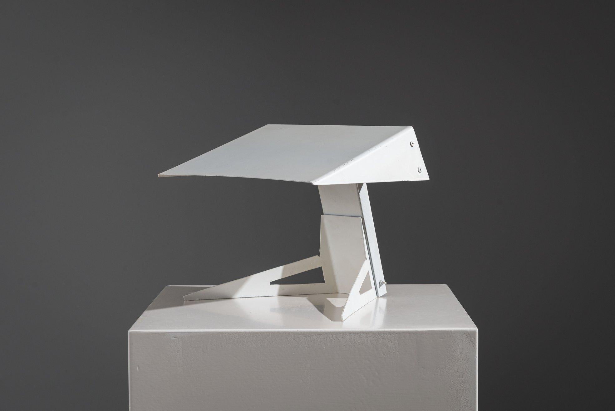 Anvia Stil minimalistische Tischlampe Mid-Century Die Niederlande 1950 (Metall) im Angebot