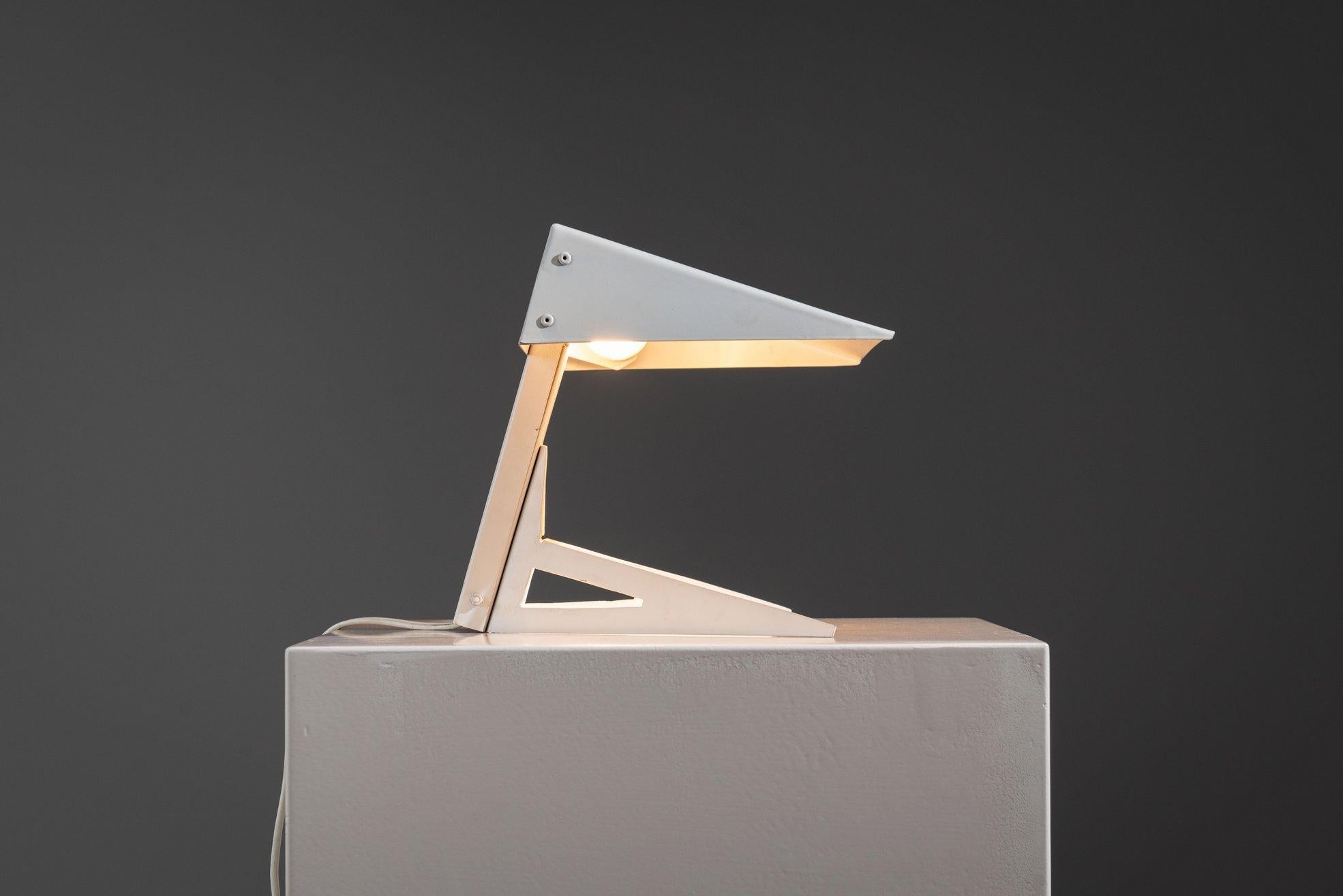 Anvia Stil minimalistische Tischlampe Mid-Century Die Niederlande 1950 im Angebot 1