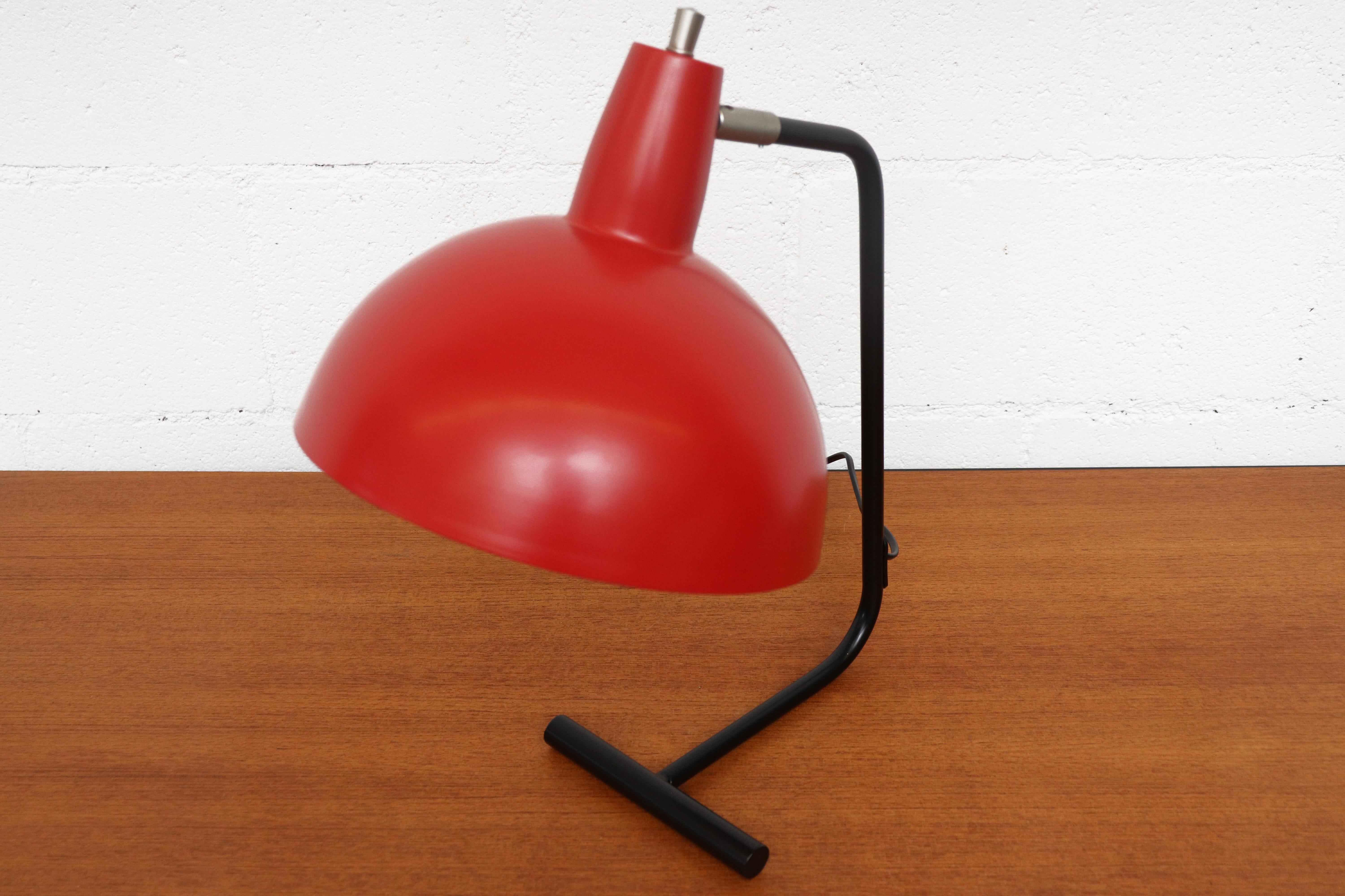 Metal Anvia 'the Director' Table Lamp in Red