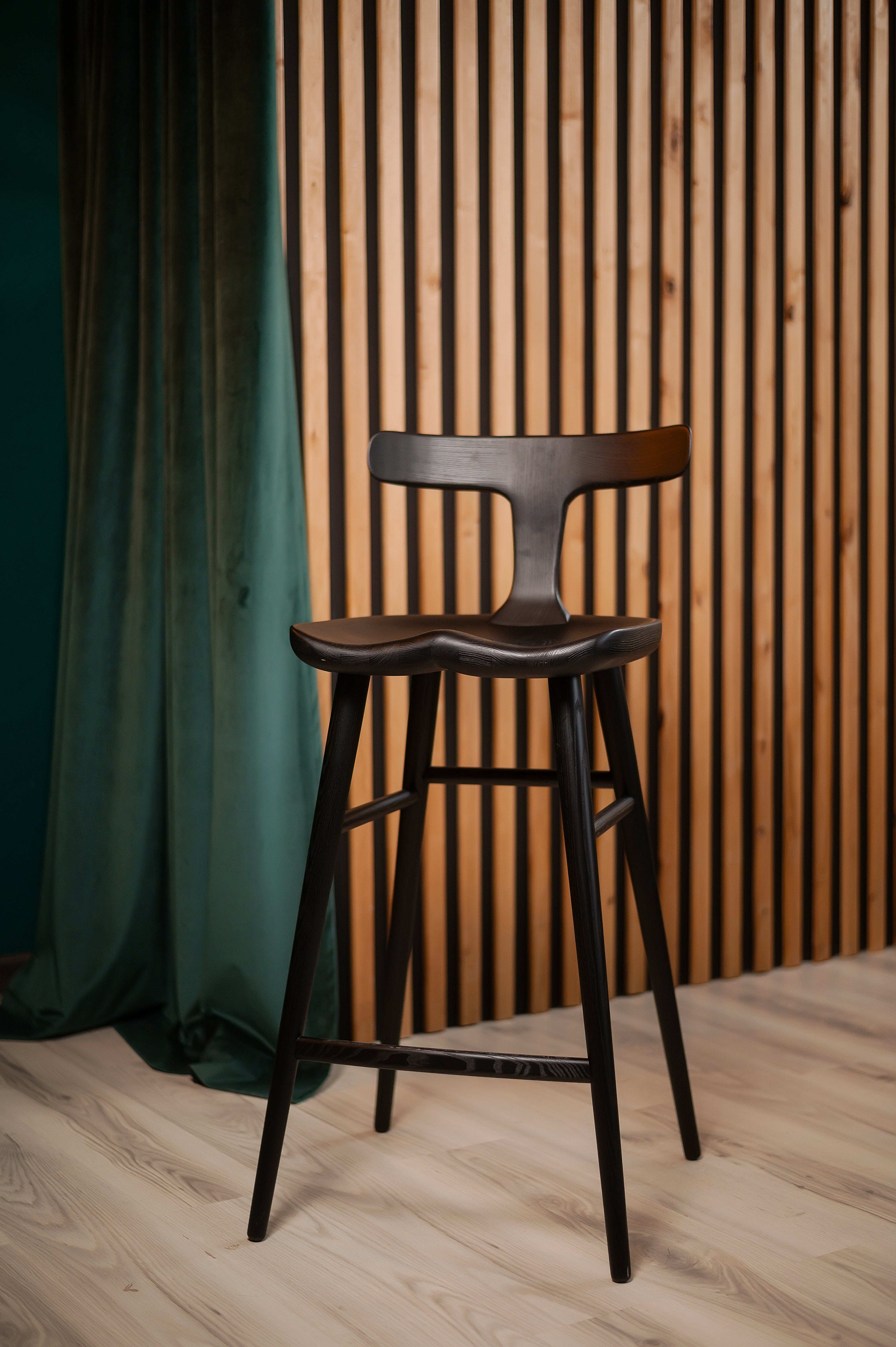 The alma bar stool is perfect for any bar or leisure area of your mom. This modern stained bar stool will help to entertain guests while adding a style functionality that you can’t miss. Made with ash wood, the alma bar stool will last generation