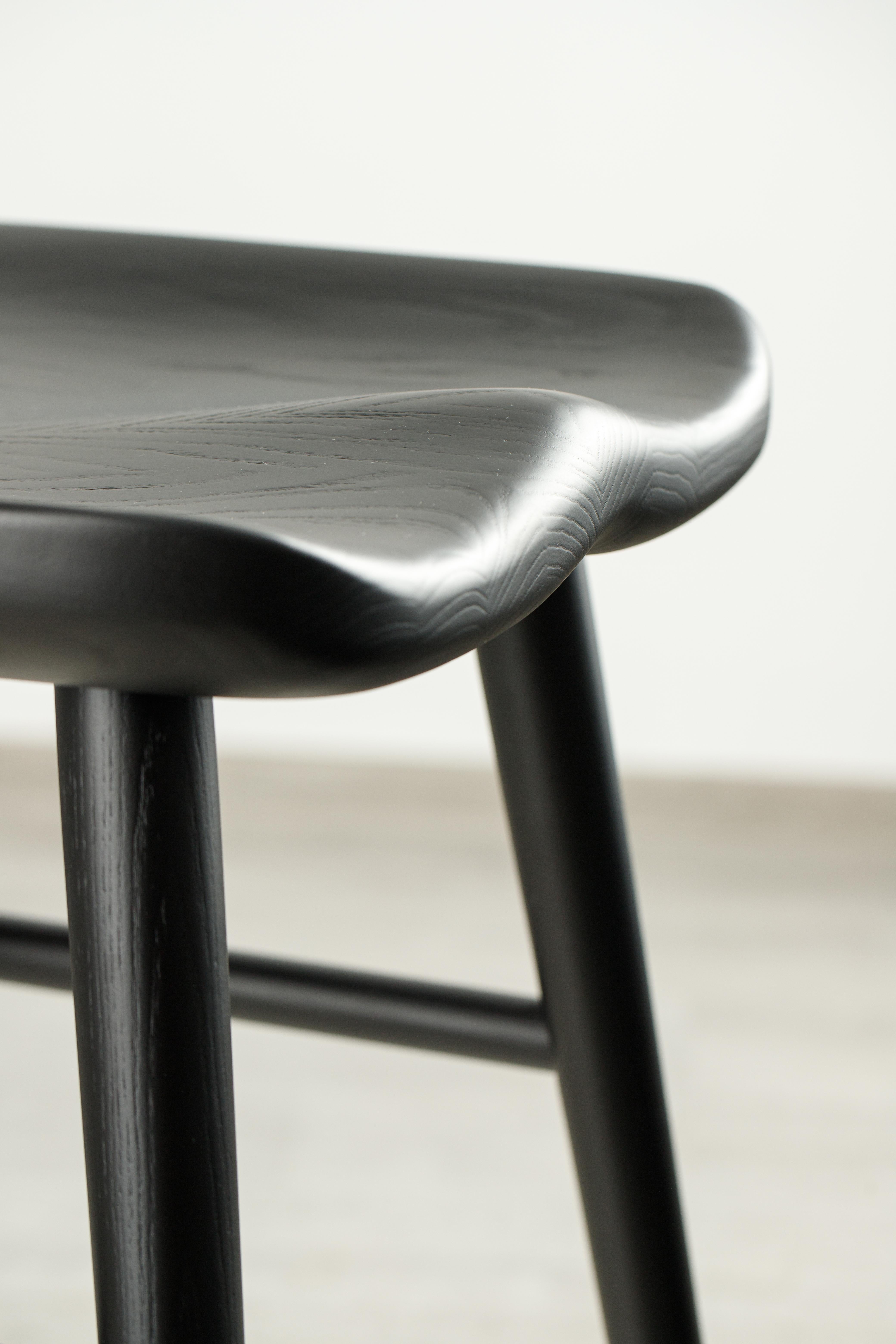 Anvil Schwarz Massivholz Counter Stühle mit Rücken (Moderne der Mitte des Jahrhunderts) im Angebot