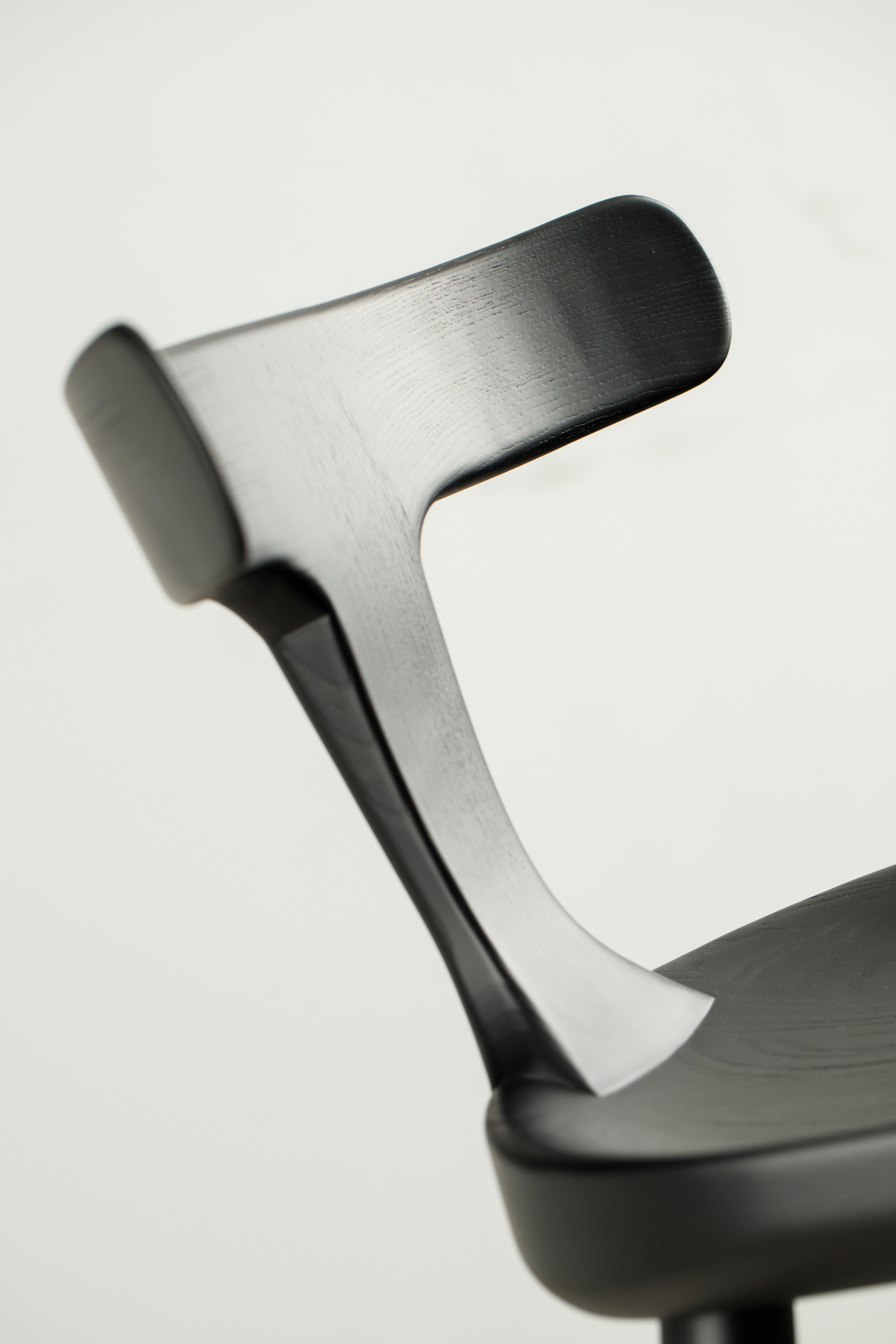 Anvil Schwarz Massivholz Counter Stühle mit Rücken (Moldauisch) im Angebot