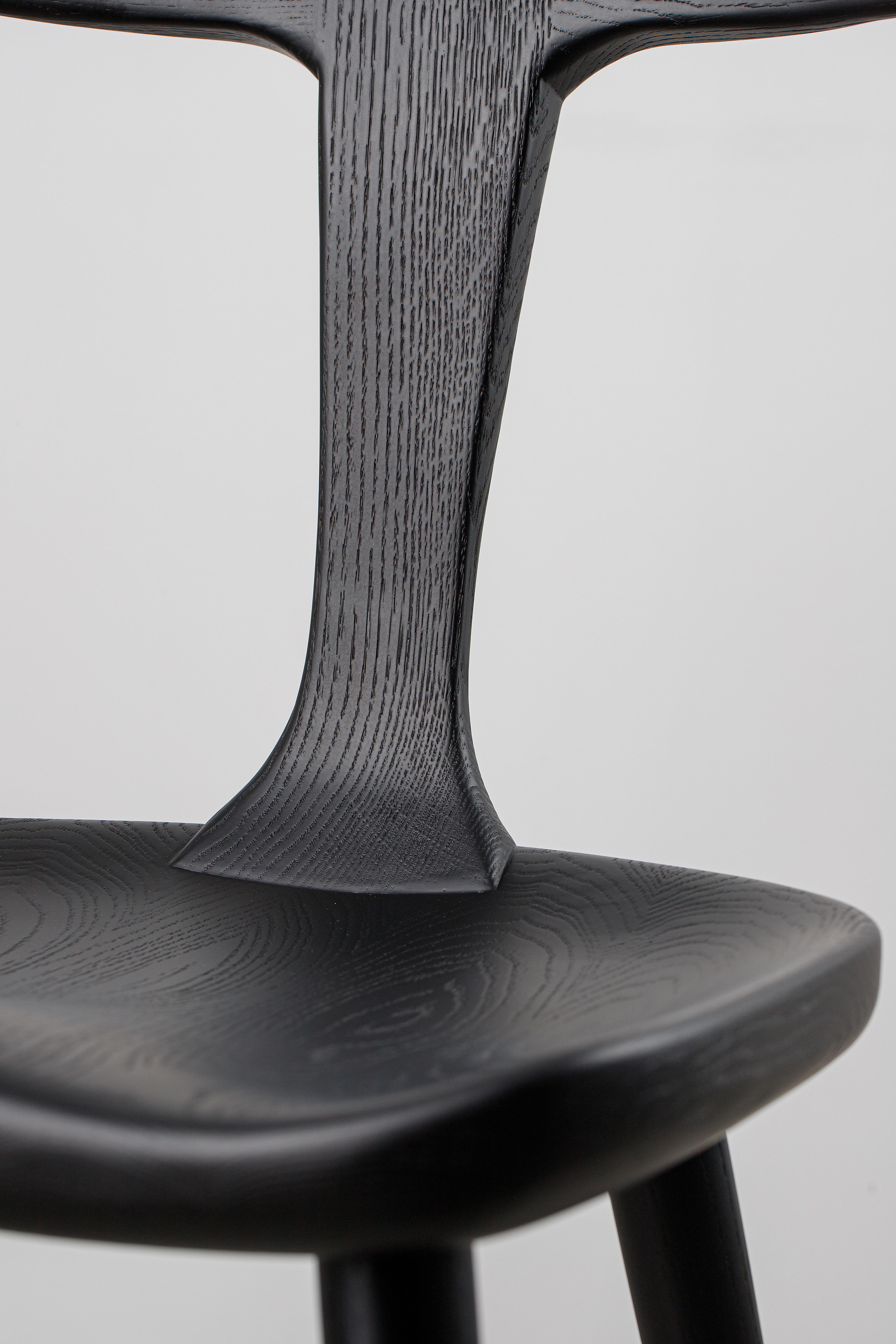 Moderno Sedie da pranzo Anvil in legno massello nero in vendita