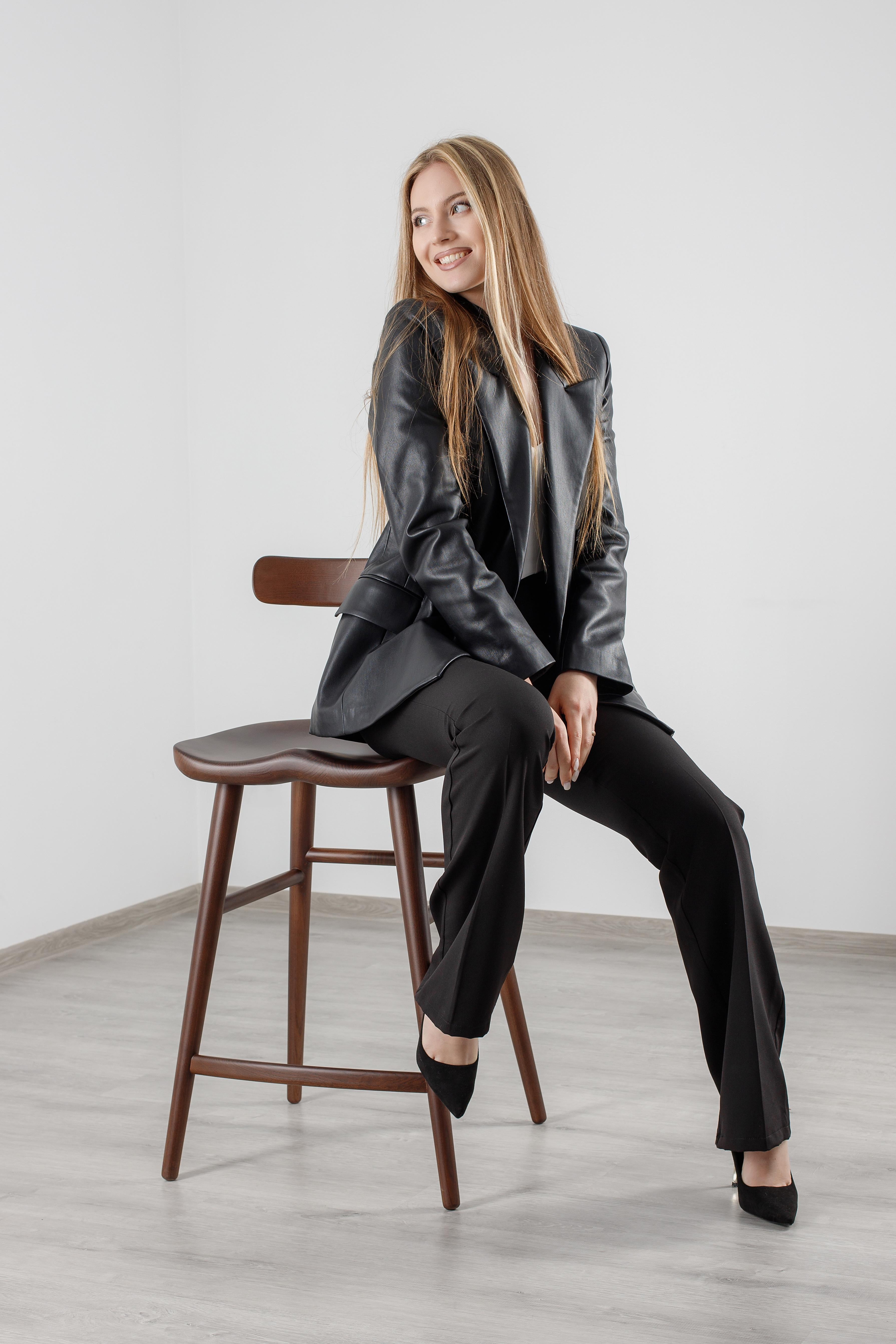 The alma bar stool is perfect for any bar or leisure area of your mom. This modern stained bar stool will help to entertain guests while adding a style functionality that you can’t miss. Made with ash wood, the alma bar stool will last generation