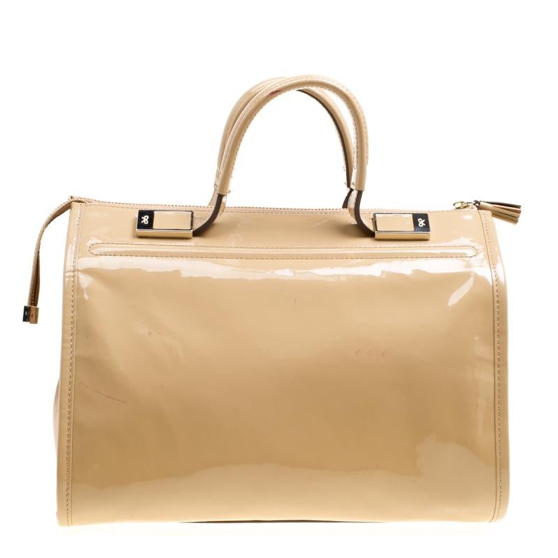 Pair this Anya Hindmarch bag with a chic dress and block heels for an ultimate style statement. This classy piece has interiors lined with fabric for precision. It comes in a beige color and is an ageless investment. Complement your evening clothing